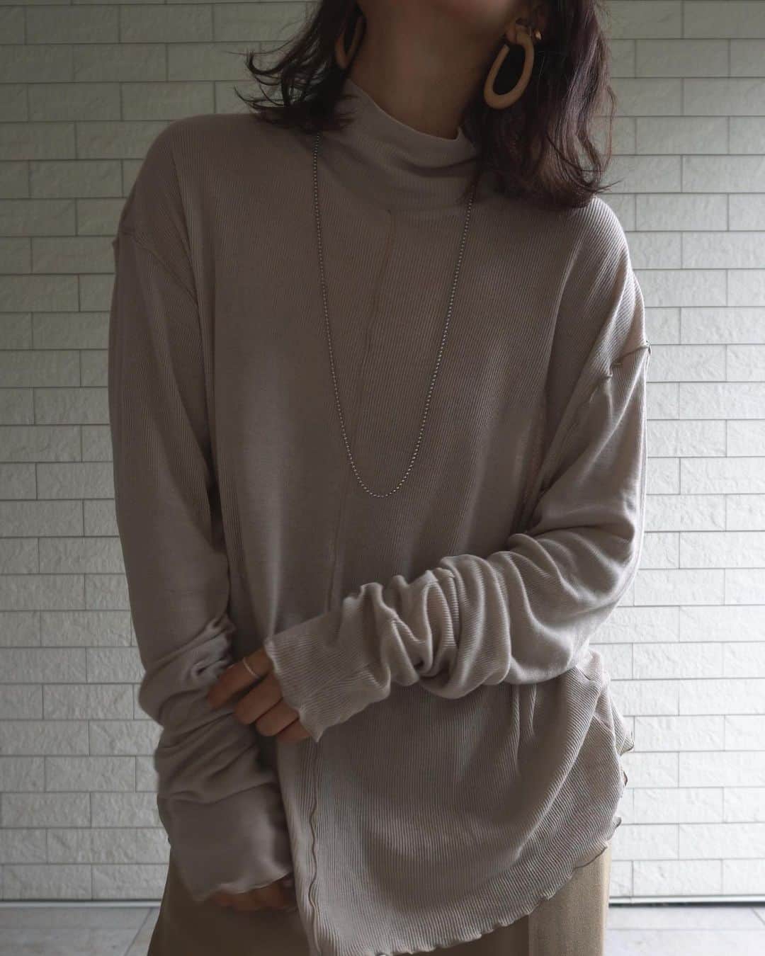 JUNNAのインスタグラム：「愛すべき存在。  こういう一見シンプルなお洋服ほど 細部にデザイナーの拘りが見える。  お袖長めでくしゅくしゅ。 肌触りがいいから華奢な下着に 合わせて一枚で着るのもすき。 すき。 とてもすきな一枚。  ETRÉ TOKYO ONLINE STOREでは、 秋アイテムの先行予約会を本日19:00〜開催いたします。 ・ ・ 開催期間  6/18(木)19:00 - 6/24(水)23:59  #etretokyo #2020ETRE_AW #秋#秋コーデ #シャツ #秋服#トレンチコート #コート #秋冬コーデ #秋冬 #リラックス」