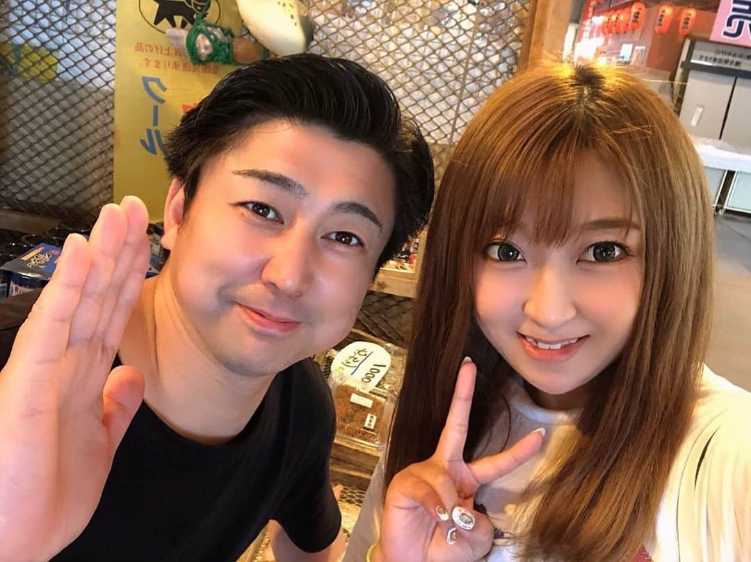 のインスタグラム：「. . 過去pic . ここで突然のへんな魚おじさん🐟 . また行きたいなぁ〜❤️ . あんなの子供といくって 約束したんだよね🤩 . 次はヒゲの兄貴にも会いたい🙌 . #過去pic #へんな魚おじさん #市場 #魚ひろば #写真」