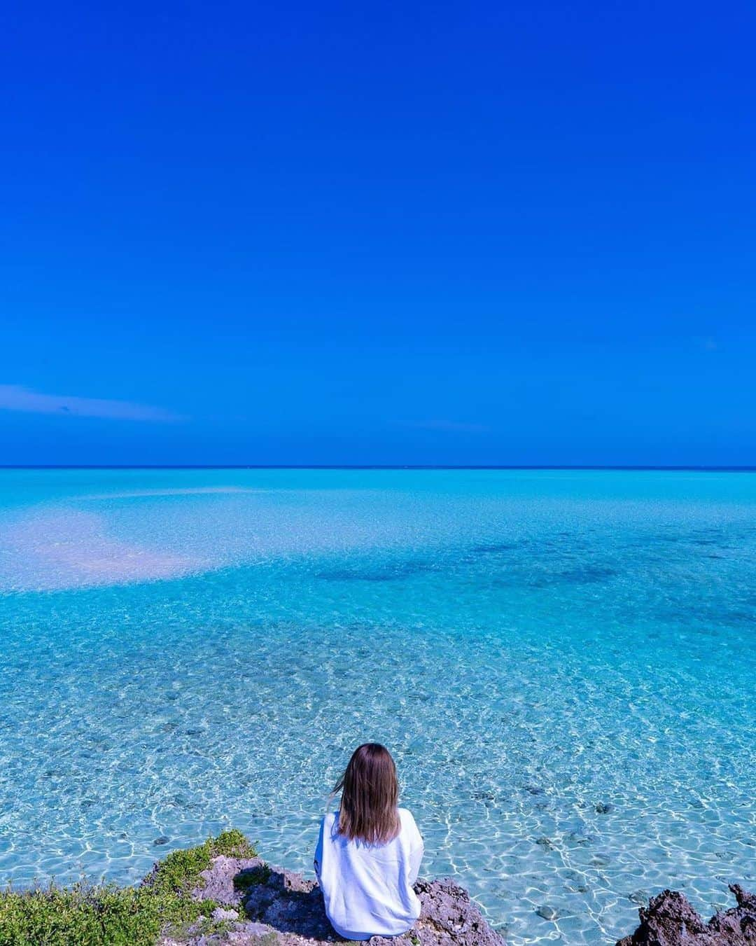 Be.okinawaさんのインスタグラム写真 - (Be.okinawaInstagram)「It's pretty hard to topic this beautiful view. 📷: @aiumi0926 📍: Miyako Island  A 50-minute flight from Naha Airport, Miyako Island is the perfect place for snorkeling! We hope the sight of shimmering Okinawan waters will heal your soul during these trying times. We look forward to welcoming you again near future when the time has come. #okinawaathome #staysafe  #miyako #miyakoislands #宮古島 #宮古群島 #미야코지마 #미야코섬 #宮古諸島 #宮古ブルー #miyakoblue #genic_travel #beokinawa #visitokinawa」6月18日 16時00分 - visitokinawajapan