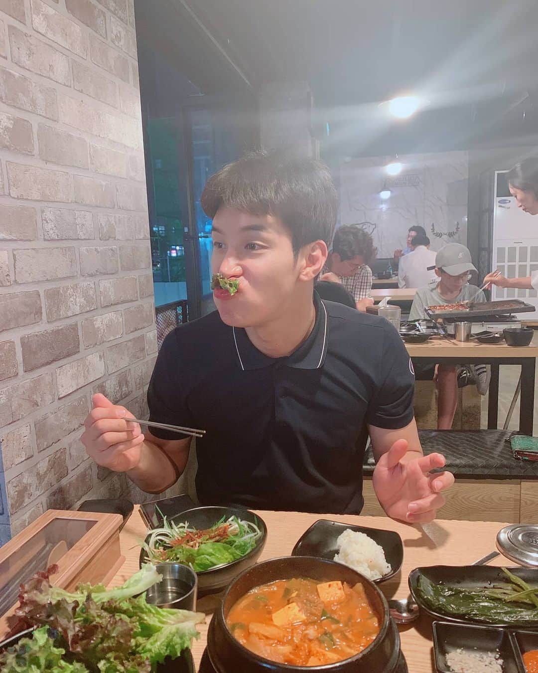 Lee Si-gangのインスタグラム：「전  식단관리안해요.잘먹고 더  열심히 운동합니다. 👊  #돼지이시강 🐽」