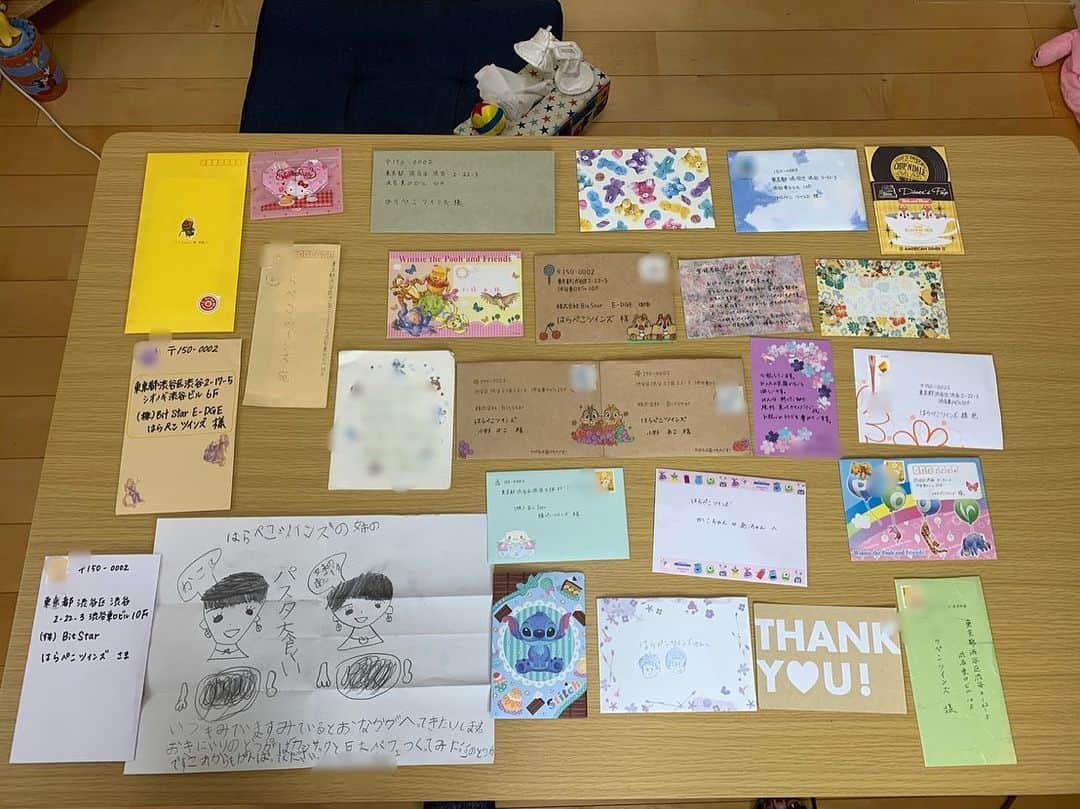 のインスタグラム：「視聴者さんからお手紙とプレゼントが届きました☺️皆様いつも本当にありがとうございます🙇🏻💕 お手紙のパワーって本当にすごいよね。励まされるというか、元気をいっぱいもらえる。もちろん、コメントやリプもすごく嬉しい。 プレゼントもありがとうございます☺️手作りのマスクやイラストやったり、本当に心がこもったものばかりで…😢 マスクとか紙石鹸とか本当に助かるし、PUNYUSさんのお洋服着るの楽しみ☺️💕 カワウソさんもグッズめっちゃ可愛い☺️ トイストーリーのぬいぐるみ嬉しすぎた！すぐベッドのみんなと仲間入り！愛でる。 他にもフィギュアとかめっちゃ可愛い😻ボーのQposketどこにもなくて探しとったから運命やこれは。 チデのてぬぐるみラトル、言葉とか意味とかめちゃくちゃ素敵やった😭すぐ飾った😭✨ そしてなんと名前入りのお箸を頂きました😳✨嬉しいー！大切にします☺️目玉焼きの箸置きも可愛い🍳 コースターも可愛いしもはや使わずに飾っておきたい。 石鹸もめっちゃオシャレなやつで香りも良くてこちらもすぐに飾った。勿体なくて使えやんやつや。笑 そして、さぁささんというシンガーソングライターさんからCDを頂きました😭✨ありがとうございます🙇🏻聴くのが楽しみ☺️ そして我々の血液であるスタバのカード😭💓ありがとうございます😭💓デザインめちゃくちゃ可愛い😳🍓🍉💕 絵本とイラストもまた頂きまして、本当にありがとうございます🙇🏻 切り絵？貼り絵？っていうのかな、これめちゃくちゃ細かくてすごい😳✨可愛くしてくださってありがとうございます😭💓 小さいお子さんが描いてくれた絵もめちゃくちゃ嬉しかった…😭メッセージもありがとうございます😭💕 皆様いつも本当に本当にありがとうございます🙇🏻💕」