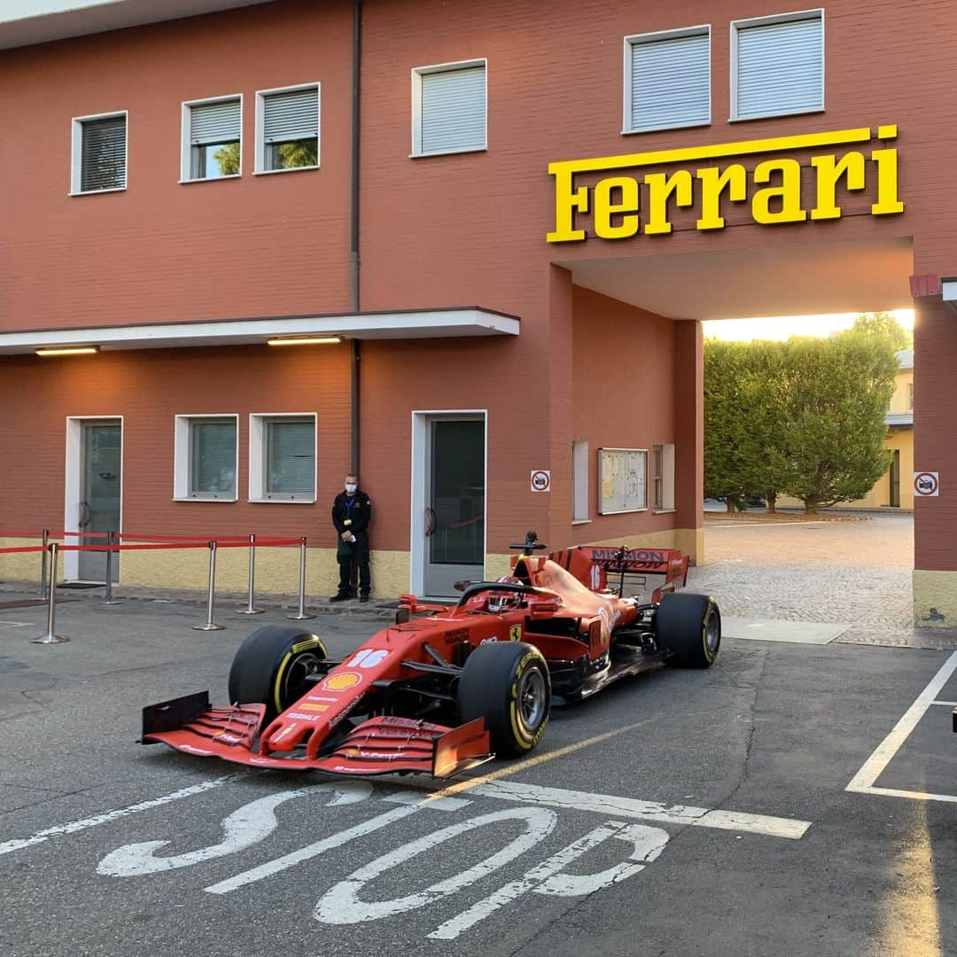 フェラーリさんのインスタグラム写真 - (フェラーリInstagram)「We're quite used to see beautiful cars going through this gate, but this one is really special! Thanks to the Maranello City Council. @maranello.comune #BackOnTrack #EssereFerrari」6月18日 16時11分 - ferrari