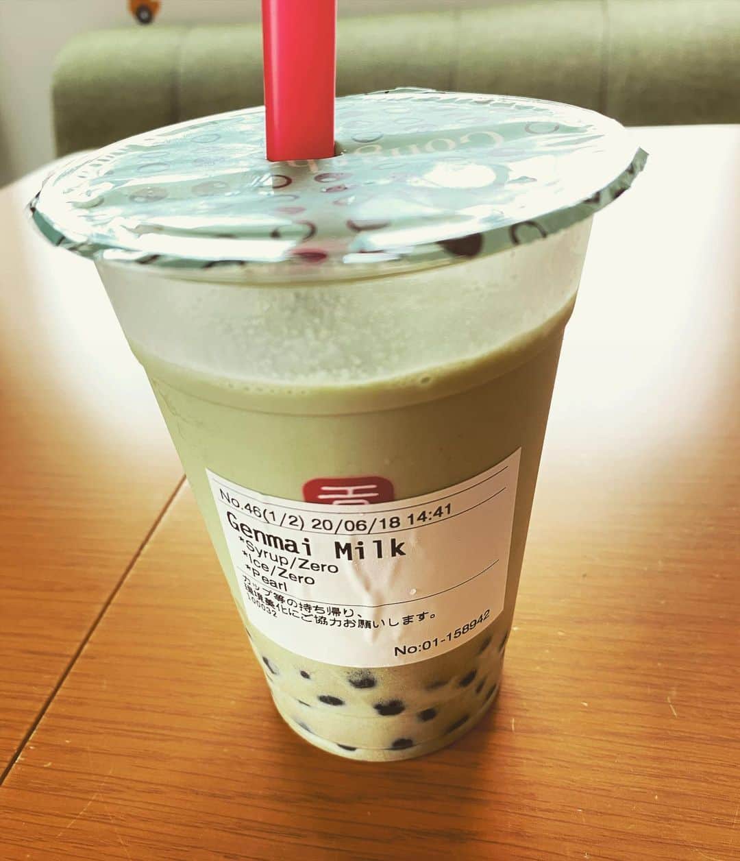 葉月かなえのインスタグラム：「仕事はやく終わった旦那さんが買ってきてくれた！GJ👍✨ 間違って甘さゼロで買ってきたみたいなんだけどこれが大正解だった！全く甘さがないわけではなく、本当に甘さ控えめの控えめ！私好み！これから貢茶で買う時は甘さゼロにしよう〜 サイズもMだけじゃなくてLも作ってほしいし通年で販売してほしい！  #貢茶　#ゴンチャ #玄米茶ミルクティー」