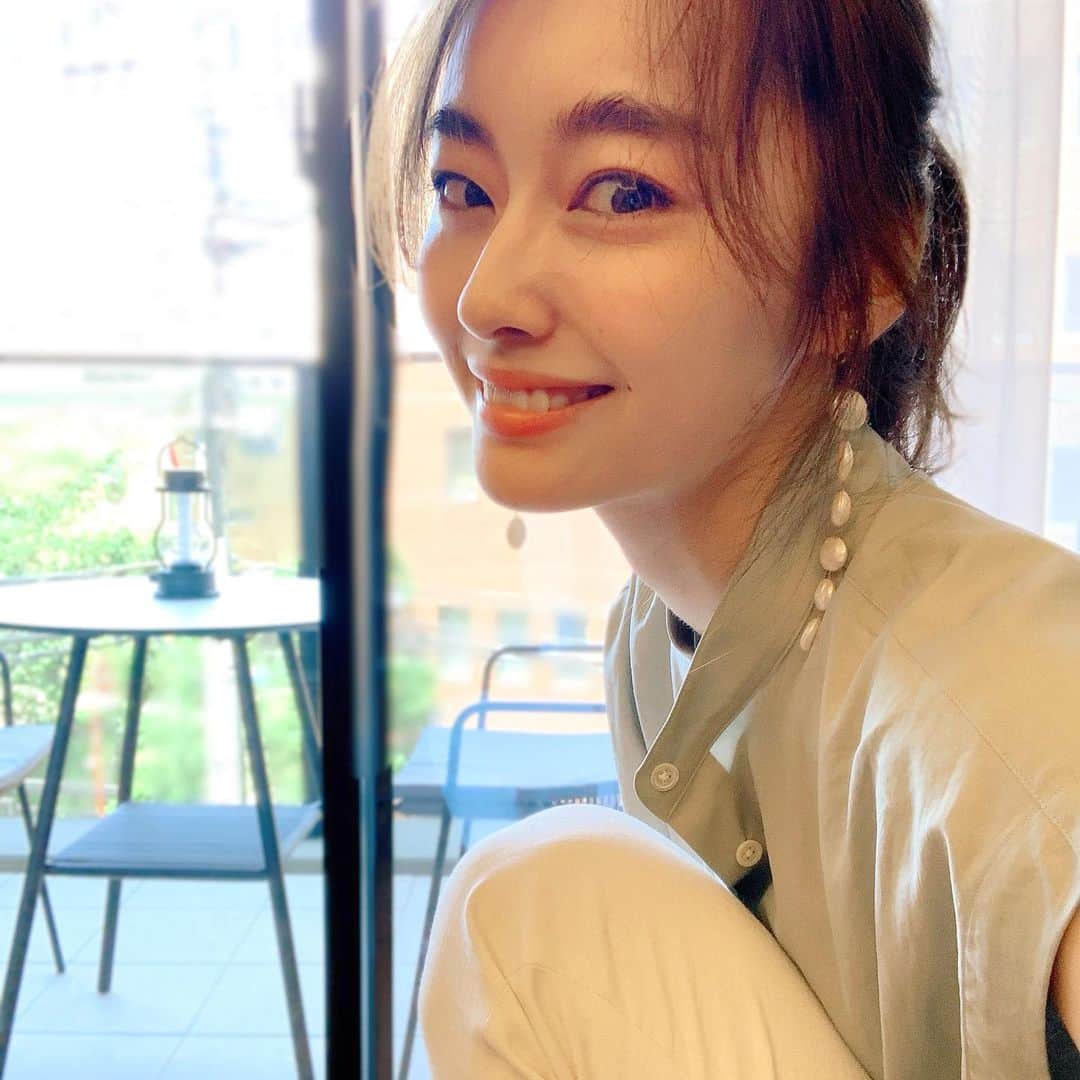 小祝麻里亜のインスタグラム：「マスク生活になってすっかりご無沙汰なイヤリングを引っ張り出してみた💞明日からまた梅雨らしくなりますが、お身体崩さぬようにされてくださいね☺️🌱🌱 ． ． ＿＿＿＿＿＿＿＿＿＿＿ #earrings #accessory #イヤリング #アクセサリー #귀찌」