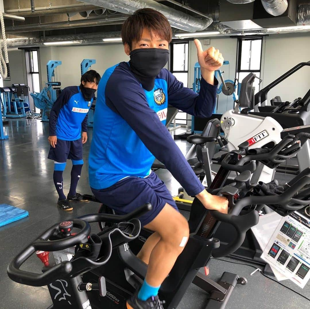 小林悠さんのインスタグラム写真 - (小林悠Instagram)「バイク🚴‍♂️ 今日から早くもバイクをこぎ始めました😄  リハビリもとても順調に進んでいます👍  後ろにひょっこり憲剛さん😂笑  2人で盛り上げながらポジティブに頑張ります😁✌️」6月18日 16時26分 - kobayashiyu11