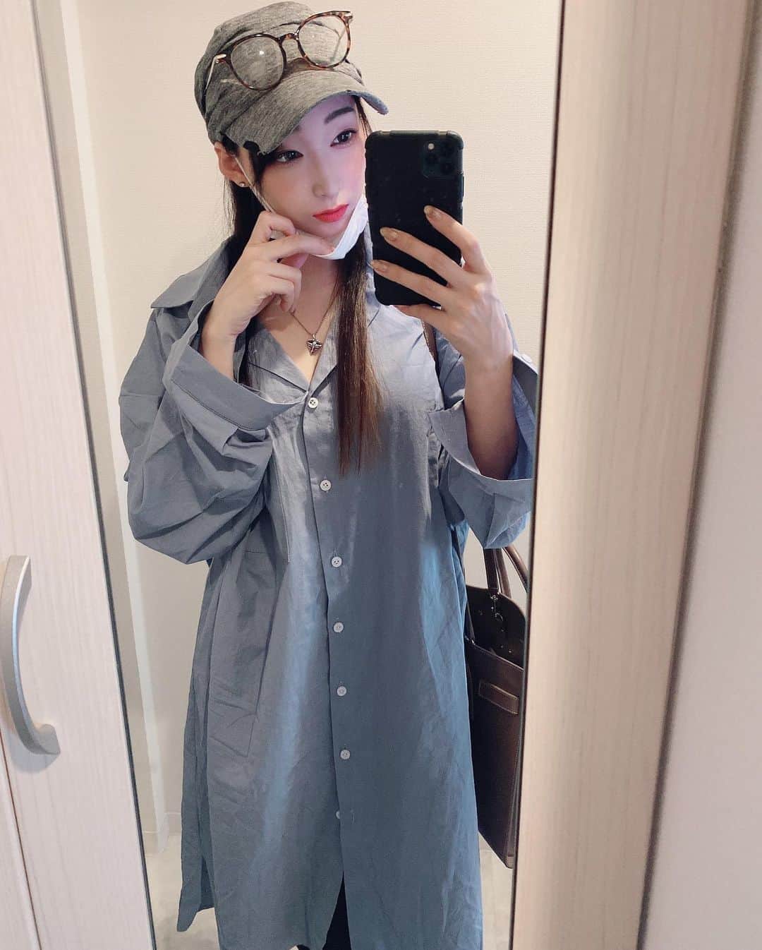 のインスタグラム：「・ ・ ・ 明日の準備の為やら諸々用事があり 出かけてました✨ ・ さきほど帰宅～ これから自宅作業で仕上げにはいるԅ( ˘ω˘ ԅ) ・ ・ #蓮実クレア #赤リップ #オーバーサイズシャツワンピ」