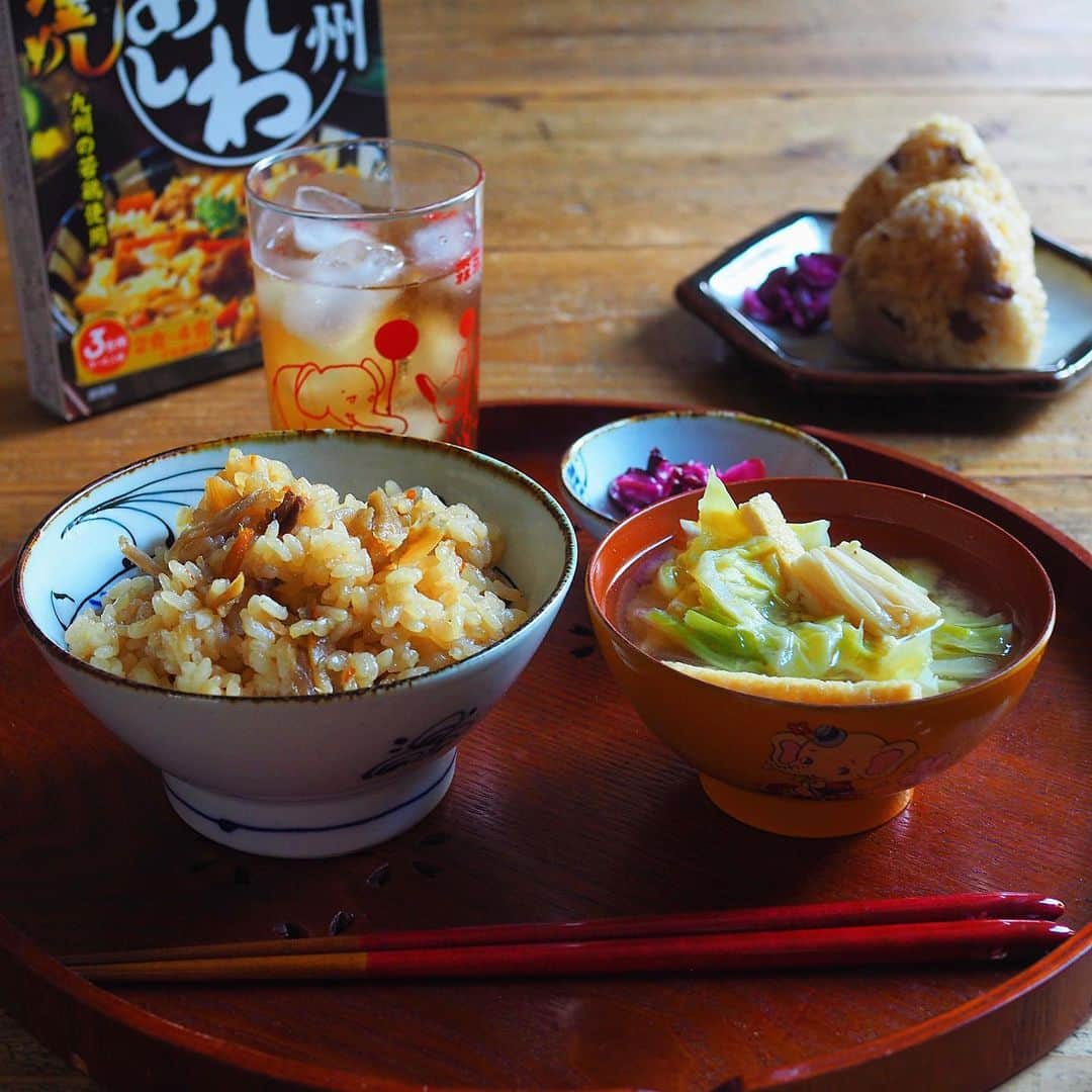 シンプルご飯が好き。さんのインスタグラム写真 - (シンプルご飯が好き。Instagram)「お昼ご飯と子供の軽食 かしわめし 春キャベツの味噌汁 ―――☞﻿―――☞﻿―――☞﻿𓃰⋆⋆ 炊き込みご飯で簡単ごはん。 味噌汁はキャベツにえのきなど具沢山です。 学校での給食はまだ品数が少ないのか 帰ってきたらすぐに軽食を食べる子供達。 特に新中1の丸の内さんは帰ったら すぐに何か食べたがるちょー食べ盛りです。 そんな子供達に今日は炊くだけ簡単な 炊き込みご飯と具沢山味噌汁を 子供の軽食にぴったりでした。 おにぎりにしても美味しかったです😋 #おうちでご当地ごはん #かしわめし #釜めしの素 #ヤマモリ #九州 #一汁一飯 #おうちごはん ヤマモリさんでは7月7日まで TwitterでAmazonギフト券が 当たるキャンペーンもやっているようです こちらも是非是非♫↓ https://bit.ly/3dGQWuB ストーリーズから飛べます😙」6月18日 16時35分 - heavydrinker