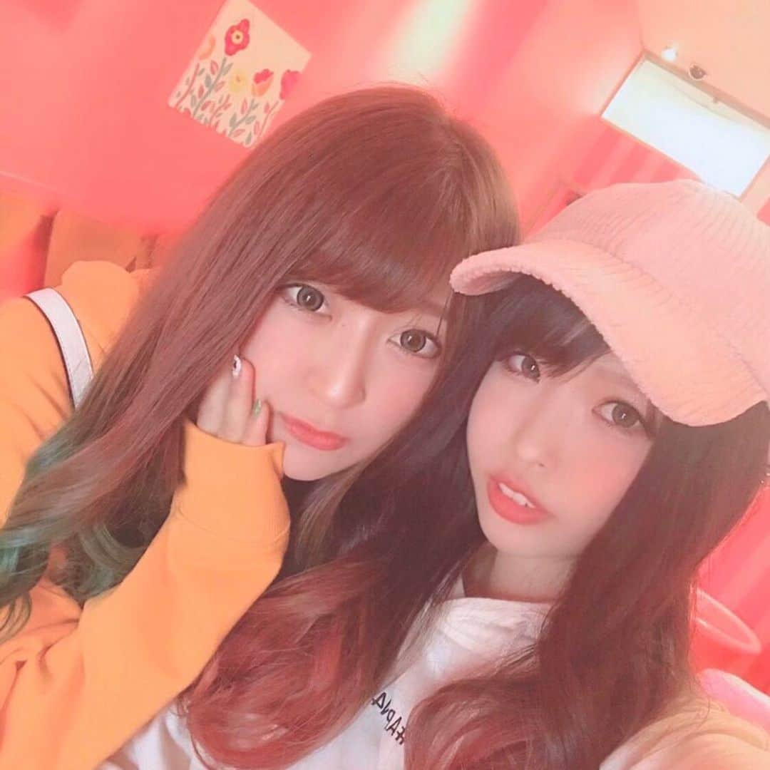 のインスタグラム：「. . . 過去pic . この髪色にすること もう一生無いだろな…😢 . あんなも毛先赤にしてた☀️ . この日は大須で映える所で 写真撮りたい日🤣 . ほぼ食べてたけど☺️ . #過去pic #大須 #食べ歩き #映え #写真 #友達 #friend #髪色」