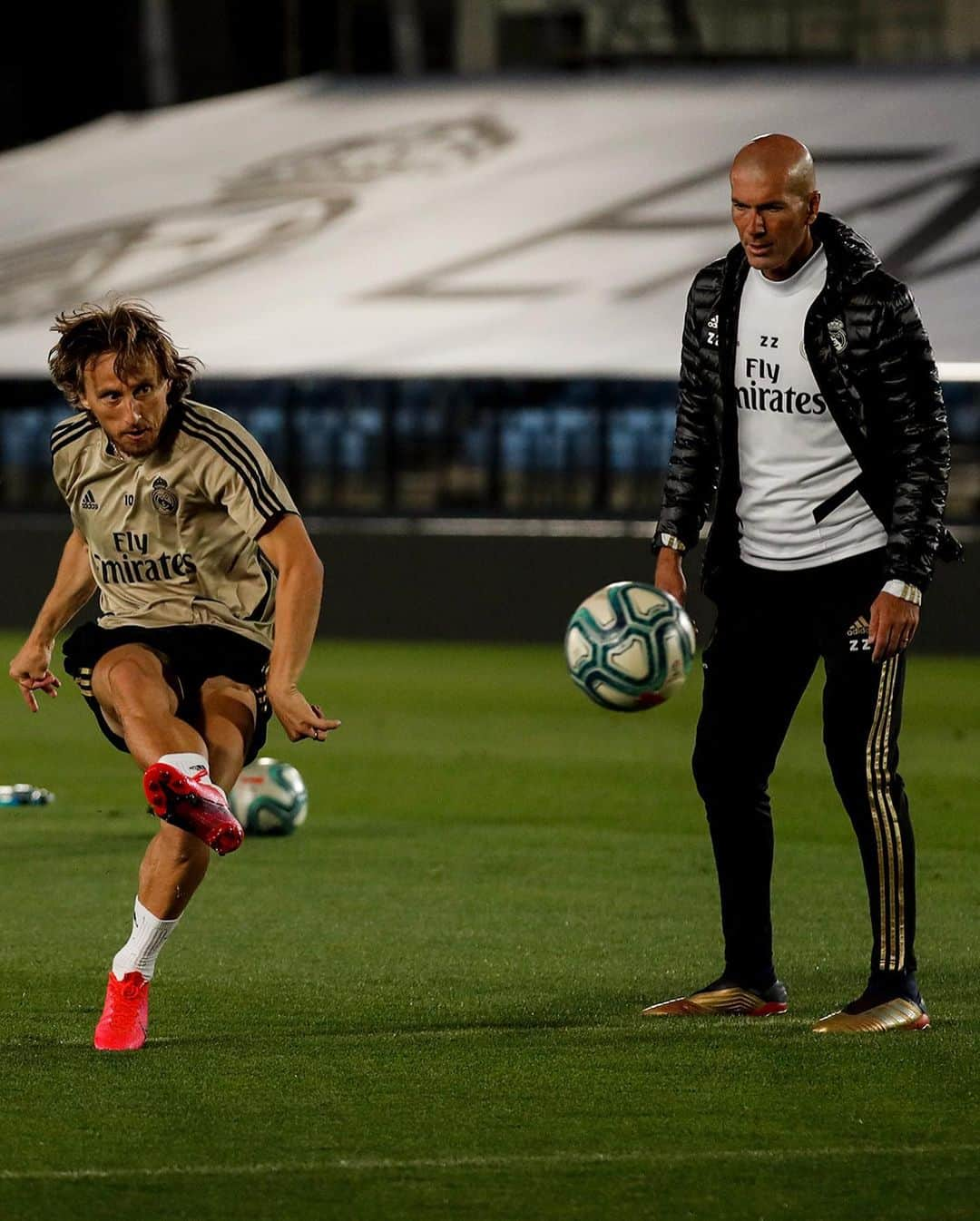 レアル・マドリードさんのインスタグラム写真 - (レアル・マドリードInstagram)「🏟️💡 Under the lights! 😀 ¡Listos para enfrentarnos al Valencia! 📽 BTS video: Link in bio! #RMCity | #HalaMadrid」6月18日 16時35分 - realmadrid