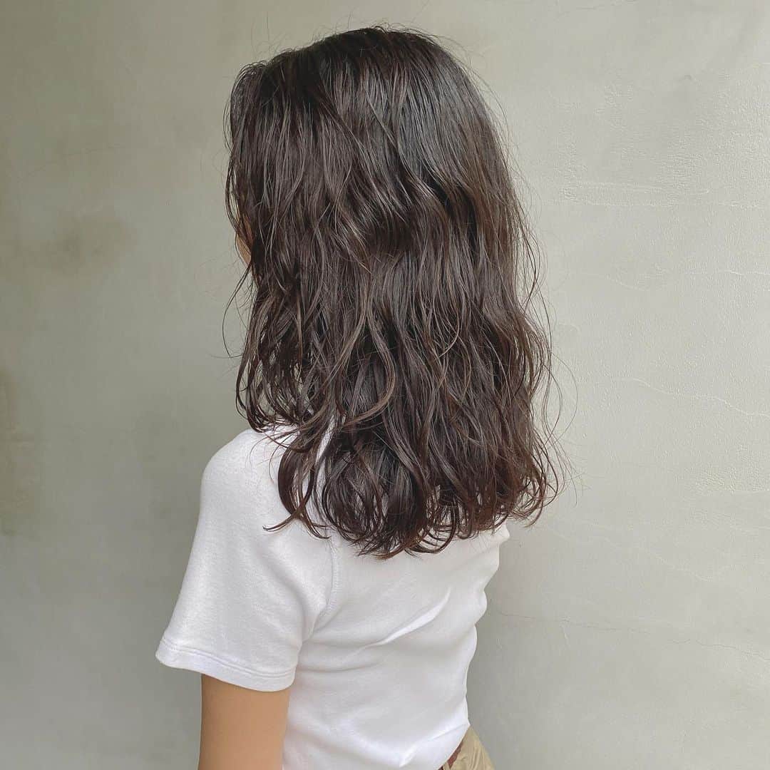 野口和弘のインスタグラム：「リアルパーマ。 根元からかけるのが今は可愛い。 . #お客様ヘア #cieca.」