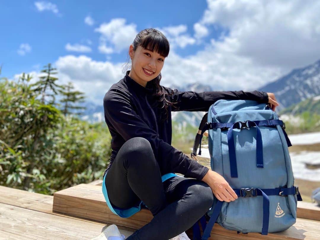 岩本憧子のインスタグラム：「. PLUS ONE WORKSのザック❄️ . 背負いやすくて使いやすくて 可愛くて好き🥰 . 冬はもちろん、 夏のトレッキングのお供にも☀️ . #plusoneworks  #fullmarks #ski #スキー　#山　#トレッキング」