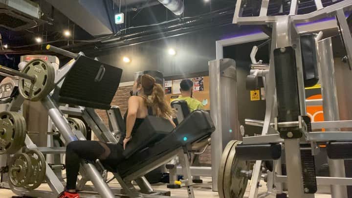 のインスタグラム：「これ130キロだって。 ほんっとこれきつすぎて終わる瞬間いつも涙出そうになるの。 今日も頑張った偉い可愛い美しいマーーーーベラスッッ！！ 、  通ってるジムは↓↓ @ogrtokyo  パーソナルトレーニングを 担当してくれてる拳士郎くん↓↓ @ogaken.channel 、 、 #burlesqueannexyavay #バーレスク東京 #バーレスクヤバイ  #長身女子 #高身長女子 #シールエクステ　#キックボクシング #黒肌女子 #チャンス撮影会」
