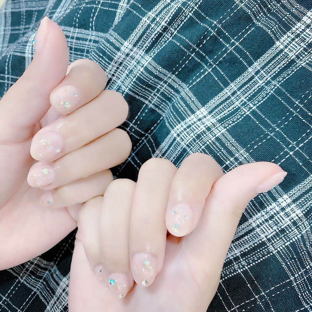R!Nのインスタグラム：「New Nail ✨ 普段用に、だけどさりげなくキラキラ！ めっちゃ久しぶりにネイルして女の子に返り咲きした気分です！笑 手元、足元が華やかだと色々とモチベーションがあがります🥰  ちえさん、いつも素敵なネイルをありがとうございます！🤍 #nail #ネイル #💅 #Newnail #大人ネイル #きらきらネイル #キラキラネイル」
