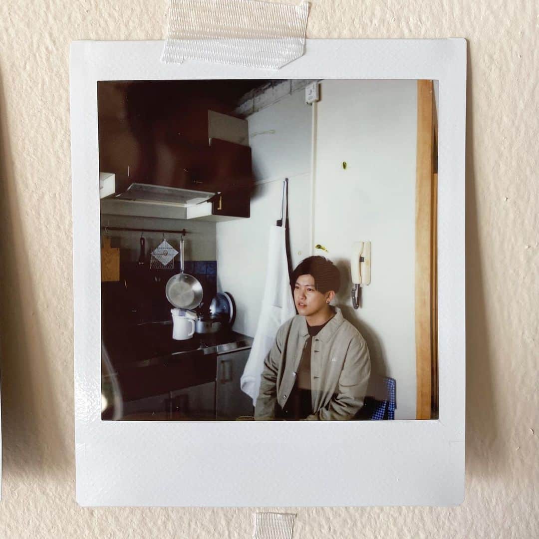 小川貴之のインスタグラム：「アー写撮影日の時の 濱田さんにポラで自然体を撮っていただきました 遠くに見える海を見ている 綺麗だったなあ」