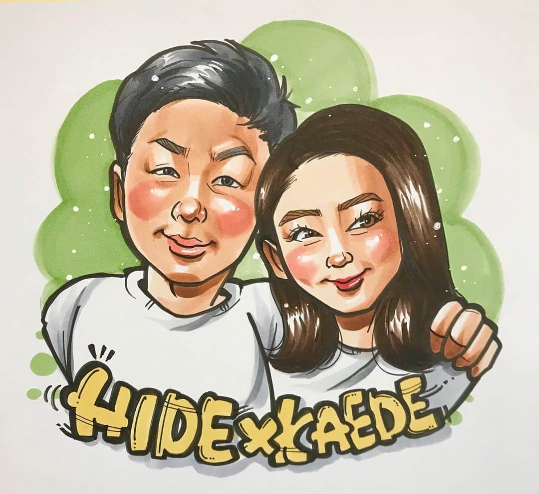 似顔絵★𝗚𝗢𝗥𝗜𝗞𝗜𝗡𝗚のインスタグラム：「. . . 先日の一枚目❤️ . . . お若いカップルさんからのご依頼でした❤️❤️ . . . シンプルに、なんとなくイメージでグリーンの背景にしてみました❤️✨ . . . ご依頼ありがとうございました🙇‍♀️💕 . . . ❌❌現在は、予約受付終了してます❌❌ 。 . . .  2020年度ご予約のお客✨ 現在25番までの方へ案内中です🌟✨💕 DMの確認いただきgmailへ返信宜しくお願い致します🙇‍♀️🌟✨✨ . . . .  次回の予約応募は、2020年のご予約分を書き終える予定の 来年春から夏頃の、、、予定です。 ※あくまでも予定なので前後します🙇‍♀️ . . . .  オーダー再開の際には 人数制限あるため必ず予約ができるわけではございません。 そのことも踏まえた上で 次回ご検討いただけると嬉しいです(^^) . . また、結婚式の使用を考えてくださる方も多いです✨  前々からお伝えしていますが、 基本的に予約順に対応しているため、 近々の納期を希望される方は、 対応できないこともあるので、 あらかじめご了承ください💦 . . . . . ※今回予約が取れた方へ※ . .  写真がまだ用意できてない、入金が遅れそうなど、状況により、順番が前後することもございます‼️ あらかじめご了承ください。 。 . . . また、芸能人、キャラクターのオーダー、パロディ風オーダーはお断りしています。  芸能人については、ご本人様に直接プレゼントなどはOKです。 . . . . . . 💰料金表は過去投稿記事みてね❤💰 . . . . . ➡️ハッシュタグ⇨ goriking117料金表2019⬅️ . . ✨✨✨✨✨✨✨✨✨✨✨✨✨✨✨✨ @by.goriking のアカウントでは、 過去書かせて頂いたお客様方からの、 似顔絵のその後のお写真をいただき、 投稿しております^ - ^❤️❤️ 玄関に飾ってある似顔絵、 渡した瞬間のお写真、 ご本人とのお写真などなど💕 いろんな場面でのお写真お待ちしております^ - ^✨⭐️ . . . .  #似顔絵#pencildrawing#drawing#pencil#illust#painting#art#artwork#絵描きさんと繋がりたい#似顔絵師#gorikingの似顔絵屋さん#おしゃれ#カップル#ラブラブ#元気#お揃いコーデ#シンプル#simple#可愛い#仲良しカップル #comicart#anime#animeart#comicartist#animejapan」