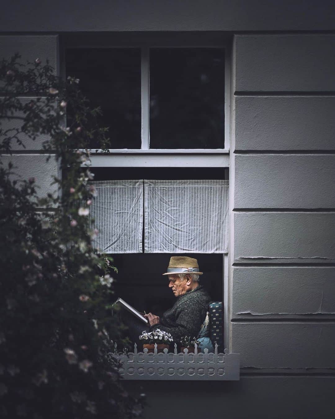 のインスタグラム：「one man’s dream  Some of you might remember that I started out as a street photographer 10 years ago and for a very long time my feed consisted of candid street portraits that I was taking of strangers. I stopped when my account grew bigger and people started contacting me because they would find themselves in one of my shots. It always made me feel guilty of invading their private space even though some of them were happy about it and wanted me to send them their portraits. Lately I realized that I’m starting to miss this kind of photography but I’m still struggling, even more now that privacy laws have become stricter in Germany.  For me street photography is a documentation of history, of particular places and particular periods. It is important, versatile and one of the most challenging genres there is. However, there are some problems with street photography that largely revolve around privacy and ethics. I’d love to hear what you guys think about this topic. Let’s discuss.  #berlin」