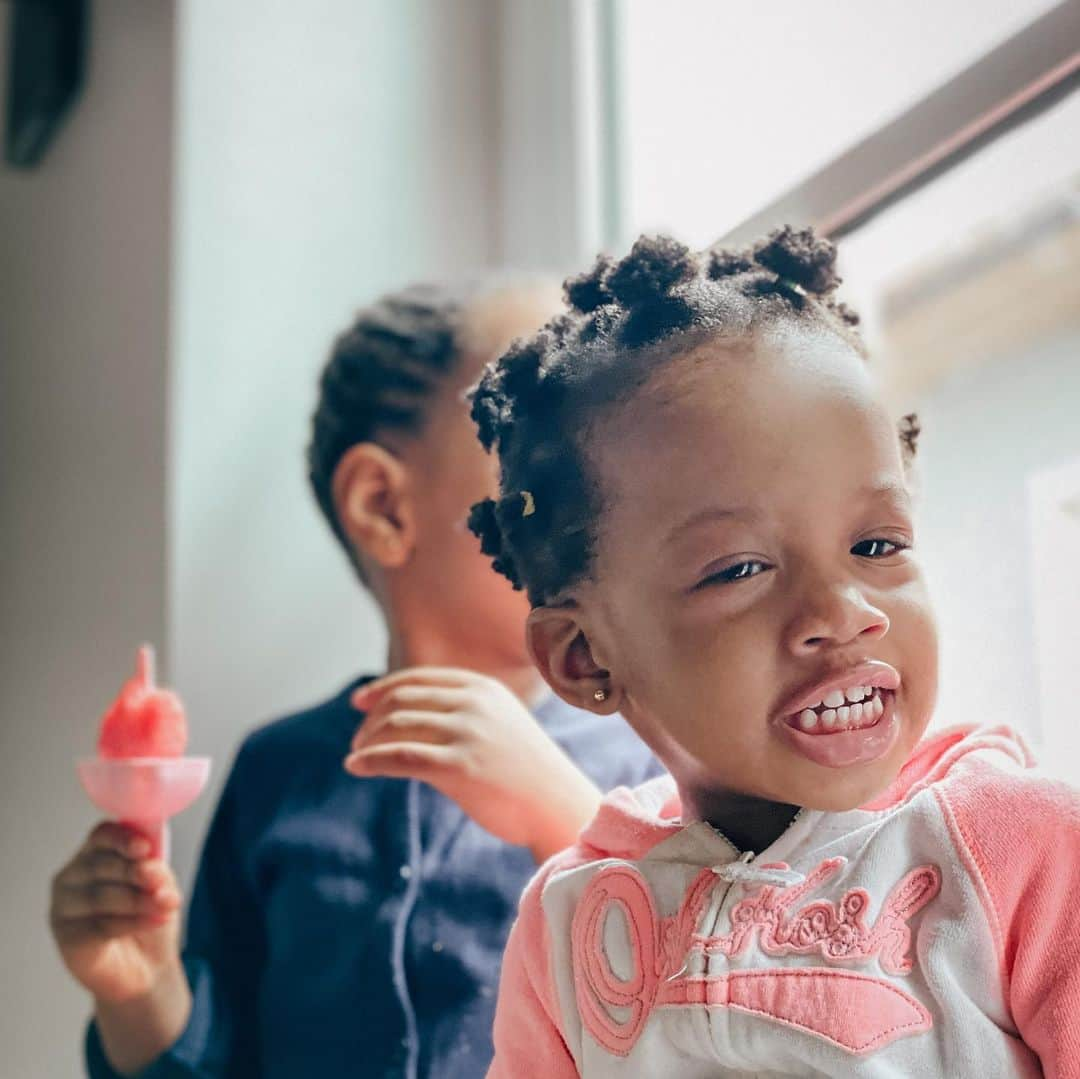 ノーブル・イグウェさんのインスタグラム写真 - (ノーブル・イグウェInstagram)「Rain & Popsicles  The joys of having smart kids is bigger than the disadvantages but smart kids come preprogrammed with asking too many questions and making demands regardless of where they live.  We have been asked to build or provide things they see on TV. I have been asked to build a kite, build a beach castle and to set up a camping tent. I’m presently looking for where to buy a camping tent. Feel free to hit me up if you have an idea. Jax and Lia asked Chioma for popsicles but she kept posting them. Jax chose to remind us every morning.  We wake up and Jax goes like  Jax : Good Morning,Mummy  Chioma : How are you ? Jax : I’m fine thank you  Chioma : Good girl  Jax : When are we going to do popsicles  Chioma ; Tomorrow  Jax: No mummy, today, no tomorrow  Chioma : Tomorrow, I mean it. Jax : No mummy  Chioma : I promise  Jax : No Mummy  Chioma : I promise,baby  It took a couple of days but Chioma finally bought the mould. The mould didn’t stop her from asking but what followed was Jax bringing it to the room every morning. I saw the mould at least four different days until last night when the kids wouldn’t just let her rest. Jax : Mummy, Jaxmine and Eliana wants popsicles  Chioma : Mummy is busy  Jax : No, Mummy is not busy. Mummy is doing email. Chioma : You know what? Let’s do it . Jax : Yes Daddy. Let’s go  Nobs : Daddy is busy. Jax : Okay Daddy  They girls moved to the kitchen and ended up making one. I like it when they all move to the kitchen and allow me to catch up on my shows.  Today : It’s a rainy day but the girls woke up and immediately asked for their popsicles. The fear is, they have gotten their popsicles, when will they start asking for the camping tent ?」6月18日 22時20分 - noble_igwe