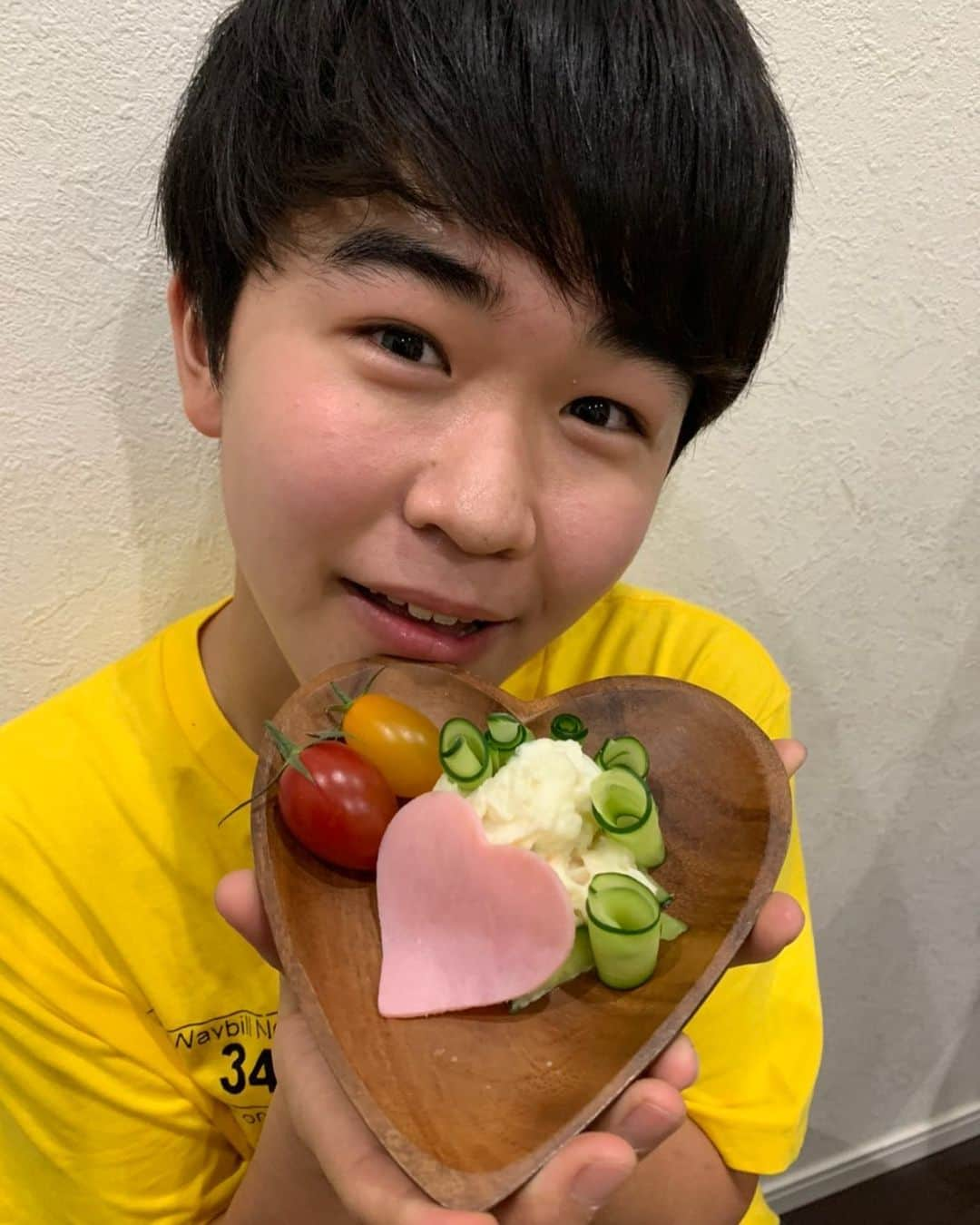 鈴木福さんのインスタグラム写真 - (鈴木福Instagram)「昨日の誕生日会での僕のサラダはタンタンが盛り付けてくれました！！ すごい！ ピーラーで薄くしたきゅうりをタケノコみたいにしてくれて、ハムをハートに！！ かわいいサラダ！  #サラダ#おしゃれ#誕生日#盛り付け#かわいい#鈴木楽#ありがとう」6月18日 22時21分 - s_fuku_te