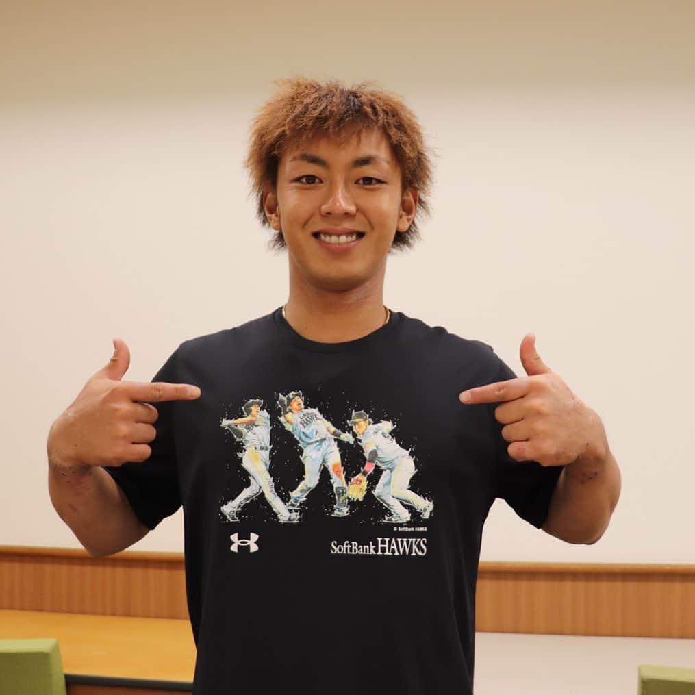 今宮健太のインスタグラム：「アスリートをかっこよく描くアーティスト田村大さんが描いたTシャツが販売されます！(^ ^)﻿ イラスト躍動感あるな！笑笑﻿ ﻿ #アンダーアーマー﻿ #西新こころ﻿ #小倉元兵衛 ﻿ #わたべ商店」