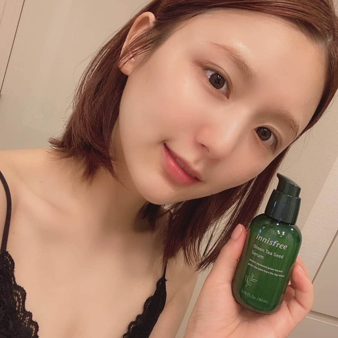 ひよんのインスタグラム：「🛁💚✨ 最近の美容液はinnisfreeのグリーンティーシード セラムを使ってるよ💓 洗顔後1番最初に使う美容液なのだけど、 これを最初に塗ることによって肌に潤いをチャージ🥰 最近は少し冷房もつけるときがあって乾燥するから、 より保湿重視でスキンケアするようにしてるよ！  年齢関係なくみんなにオススメしたいアイテム😆✨✨ プレゼントでもらったロケットの加湿器で潤いをプラスしてるよ😳💓 潤いをロケットのように届けるがコンセプトなんだって！  みんなもグリーンティーシード セラムチェックしてみてね🧡  #innsfreejapan #skincare #pr #Hydrocket #GreenTeaSeedSerum #스킨케어 #이니스프리 #희영 #スキンケア #イニスフリー #乾燥肌 #ひよん」