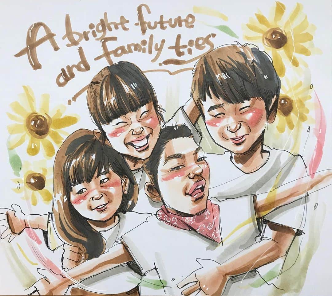 似顔絵★𝗚𝗢𝗥𝗜𝗞𝗜𝗡𝗚のインスタグラム：「. . . 先日の２枚目❤️❤️ . . . #gorikingの小洒落てみたシリーズ で、仲良し4人兄妹を❤️ . . . 元気なイメージで 黄色メインの、奥様の好きなひまわりも入れて❤️❤️ . . . 喜んでくださりよかったです🌻🌻❤️❤️❤️✨ . . 素敵なご依頼ありがとうございました🙇‍♀️✨⭐️ . . . . ❌❌現在は、予約受付終了してます❌❌ 。 . . .  2020年度ご予約のお客✨ 現在25番までの方へ案内中です🌟✨💕 DMの確認いただきgmailへ返信宜しくお願い致します🙇‍♀️🌟✨✨ . . . .  次回の予約応募は、2020年のご予約分を書き終える予定の 来年春から夏頃の、、、予定です。 ※あくまでも予定なので前後します🙇‍♀️ . . . .  オーダー再開の際には 人数制限あるため必ず予約ができるわけではございません。 そのことも踏まえた上で 次回ご検討いただけると嬉しいです(^^) . . また、結婚式の使用を考えてくださる方も多いです✨  前々からお伝えしていますが、 基本的に予約順に対応しているため、 近々の納期を希望される方は、 対応できないこともあるので、 あらかじめご了承ください💦 . . . . . ※今回予約が取れた方へ※ . .  写真がまだ用意できてない、入金が遅れそうなど、状況により、順番が前後することもございます‼️ あらかじめご了承ください。 。 . . . また、芸能人、キャラクターのオーダー、パロディ風オーダーはお断りしています。  芸能人については、ご本人様に直接プレゼントなどはOKです。 . . . . . . 💰料金表は過去投稿記事みてね❤💰 . . . . . ➡️ハッシュタグ⇨ goriking117料金表2019⬅️ . . ✨✨✨✨✨✨✨✨✨✨✨✨✨✨✨✨ @by.goriking のアカウントでは、 過去書かせて頂いたお客様方からの、 似顔絵のその後のお写真をいただき、 投稿しております^ - ^❤️❤️ 玄関に飾ってある似顔絵、 渡した瞬間のお写真、 ご本人とのお写真などなど💕 いろんな場面でのお写真お待ちしております^ - ^✨⭐️ . . . .  #似顔絵#pencildrawing#drawing#pencil#illust#painting#art#artwork#絵描きさんと繋がりたい#似顔絵師#gorikingの似顔絵屋さん#おしゃれ#4人兄妹#兄妹#🌻#ひまわり#仲良し家族#brothers#子供#kids#kid#向日葵#仲良し兄妹 #笑顔#comicart#anime#animeart#comicartist#animejapan」