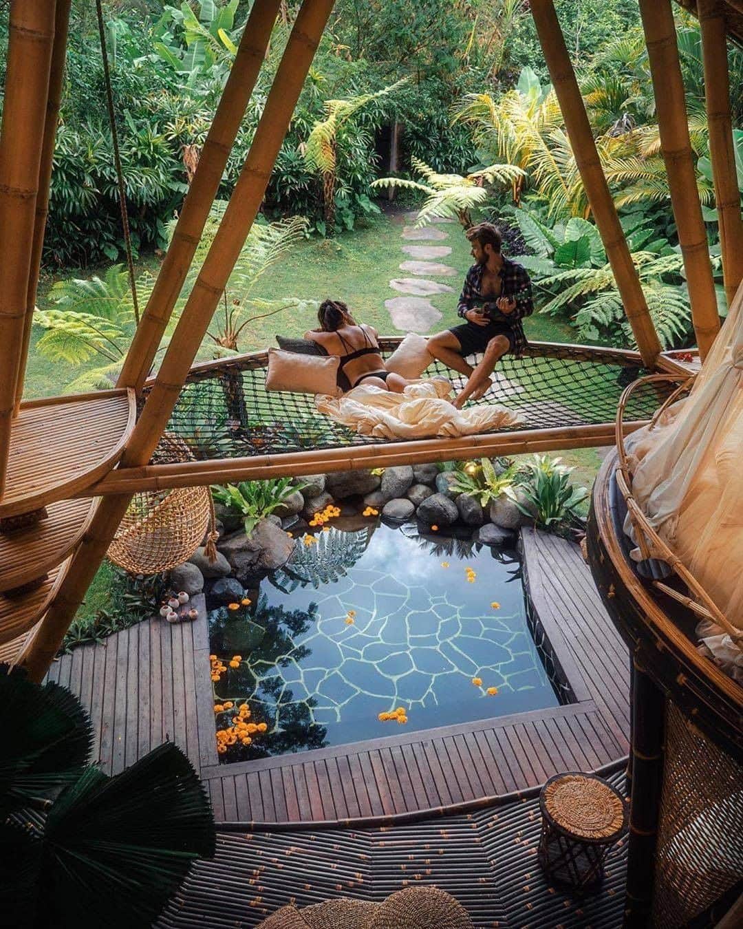 Discover Earthさんのインスタグラム写真 - (Discover EarthInstagram)「🇮🇩 #discoverbali  with @thefreedomcomplex : "🏠 Who else loves waking up in their perfect bamboo home, in the middle of the Indonesian jungle? 🌳"」6月18日 17時00分 - discoverearth