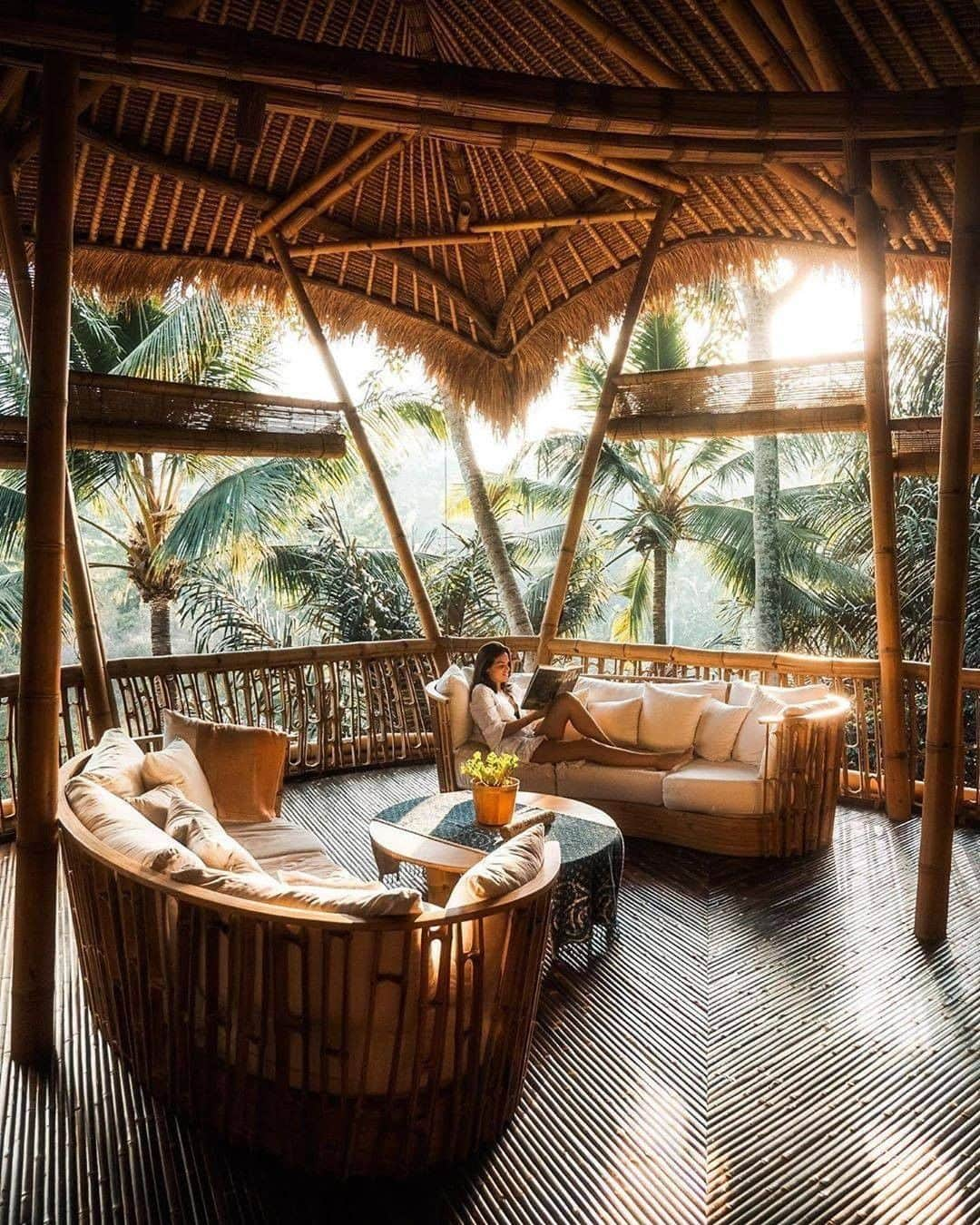 Discover Earthさんのインスタグラム写真 - (Discover EarthInstagram)「🇮🇩 #discoverbali  with @thefreedomcomplex : "🏠 Who else loves waking up in their perfect bamboo home, in the middle of the Indonesian jungle? 🌳"」6月18日 17時00分 - discoverearth