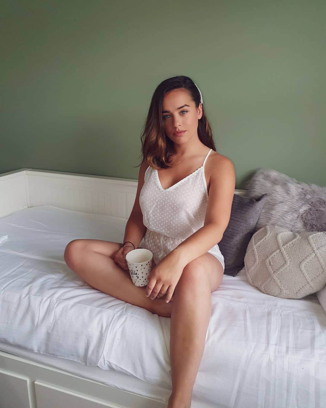 ジョージア・メイ・フットのインスタグラム：「Morning brew, feeling comfortable & confident 💜 Boux are currently offering upto 30% off dreamy luxe nightwear @bouxavenue #myboux #ad」