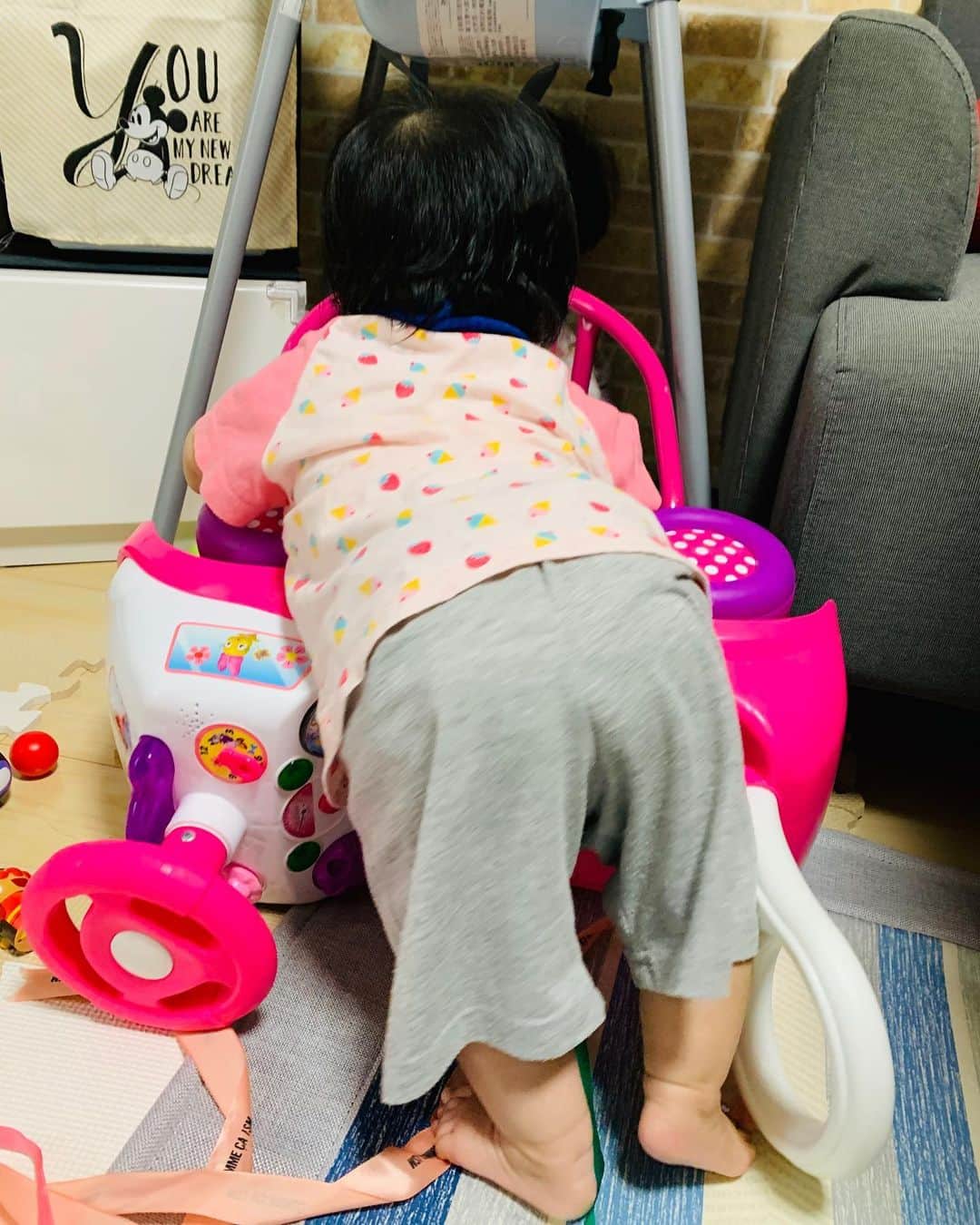 横山愛子さんのインスタグラム写真 - (横山愛子Instagram)「つかまり立ち…しっかり足の裏で立っとる😅😅やばい。。立たないでd(￣ ￣) もうズリバイしなくなって、ハイハイが速くなってきたから、沢山ハイハイしてほしい‼️ #6ヶ月」6月18日 17時03分 - aiaiko8