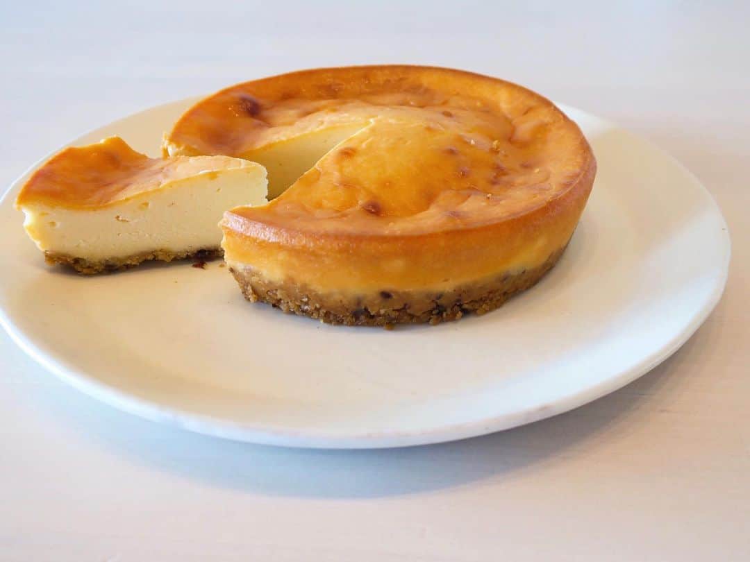 熊澤枝里子さんのインスタグラム写真 - (熊澤枝里子Instagram)「母が昔作ってくれていた、チーズケーキのレシピを送ってくれたので、作ってみました🧀  レシピは土台は無しだけど、私はアレンジして土台ありに。 土台は自分で作ったグラノーラにクラッカーを混ぜて作ってみたよ。 チーズケーキは簡単でいろんなアレンジができて面白いね！ ・ ・ ・ #チーズケーキ #kumakoの美容薬膳」6月18日 17時09分 - kumazawa_eriko