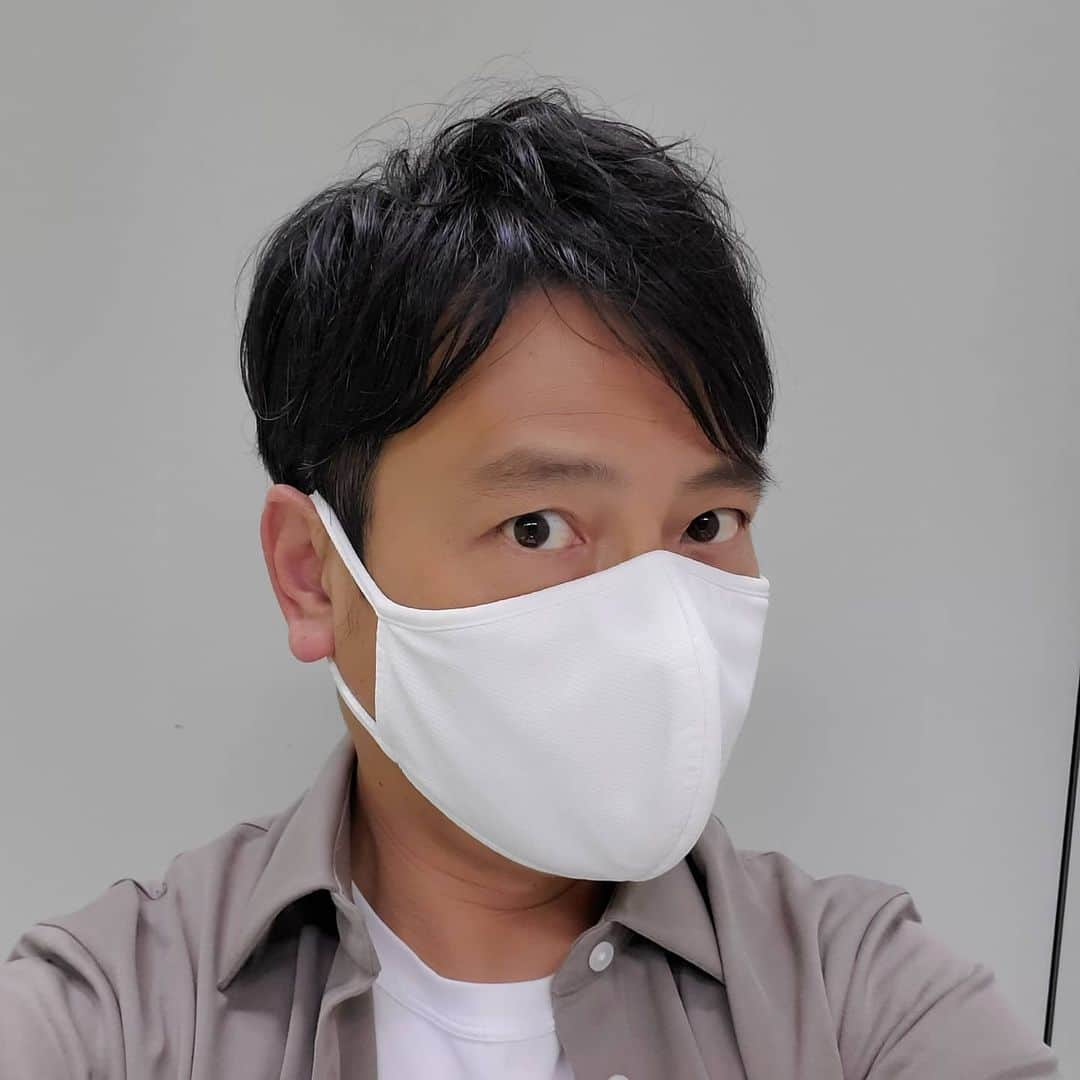 田畑竜介さんのインスタグラム写真 - (田畑竜介Instagram)「噂のエアリズムマスク😷  今日感テレビで紹介しました📺❇️ 肌触りはさすがのエアリズム✨ フィット感も良く 立体構造になっているので マスクを着けたまま話していても 息苦しさ、窮屈さは感じませんでした😊 ※個人の感想です  エアリズムと表記している方が 表なのかなってちょっと思うけど 肌に当たる方に向けるのが正解⭕  三層構造になっていて、 内側がエアリズム、 表がメッシュ素材で、 高性能フィルターが内臓されています😌 洗って使えるのもありがたいです😊  明日6月19日発売です✨  追記　私が着用しているのはLサイズです‼️ #rkbテレビ #今日感テレビ  #エアリズムマスク #ユニクロ」6月18日 17時15分 - tabacchi_rkb