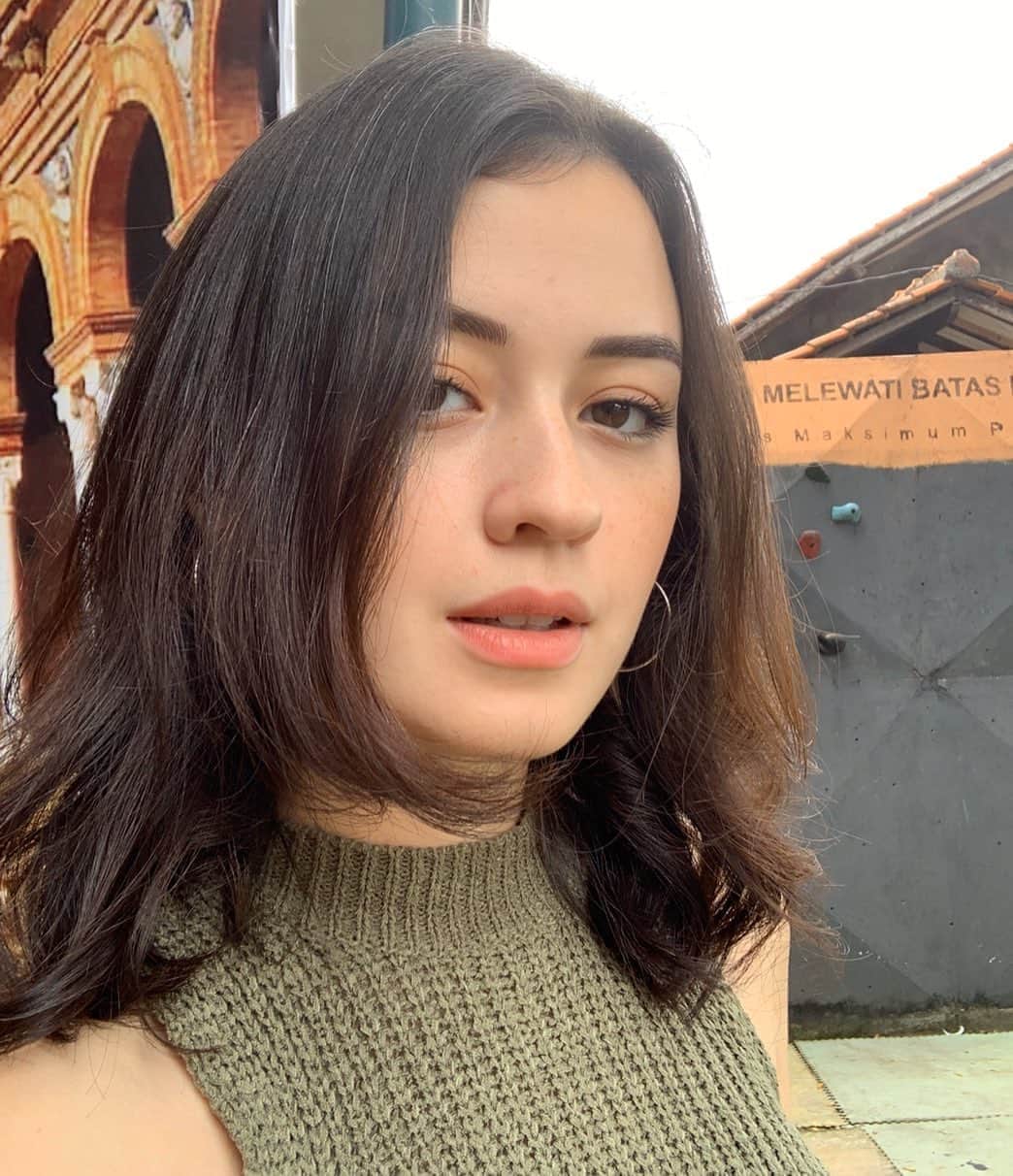のインスタグラム：「Like in 3 seconds for clear skin... • • • ... which I currently do not have. #noedit #nofilter」