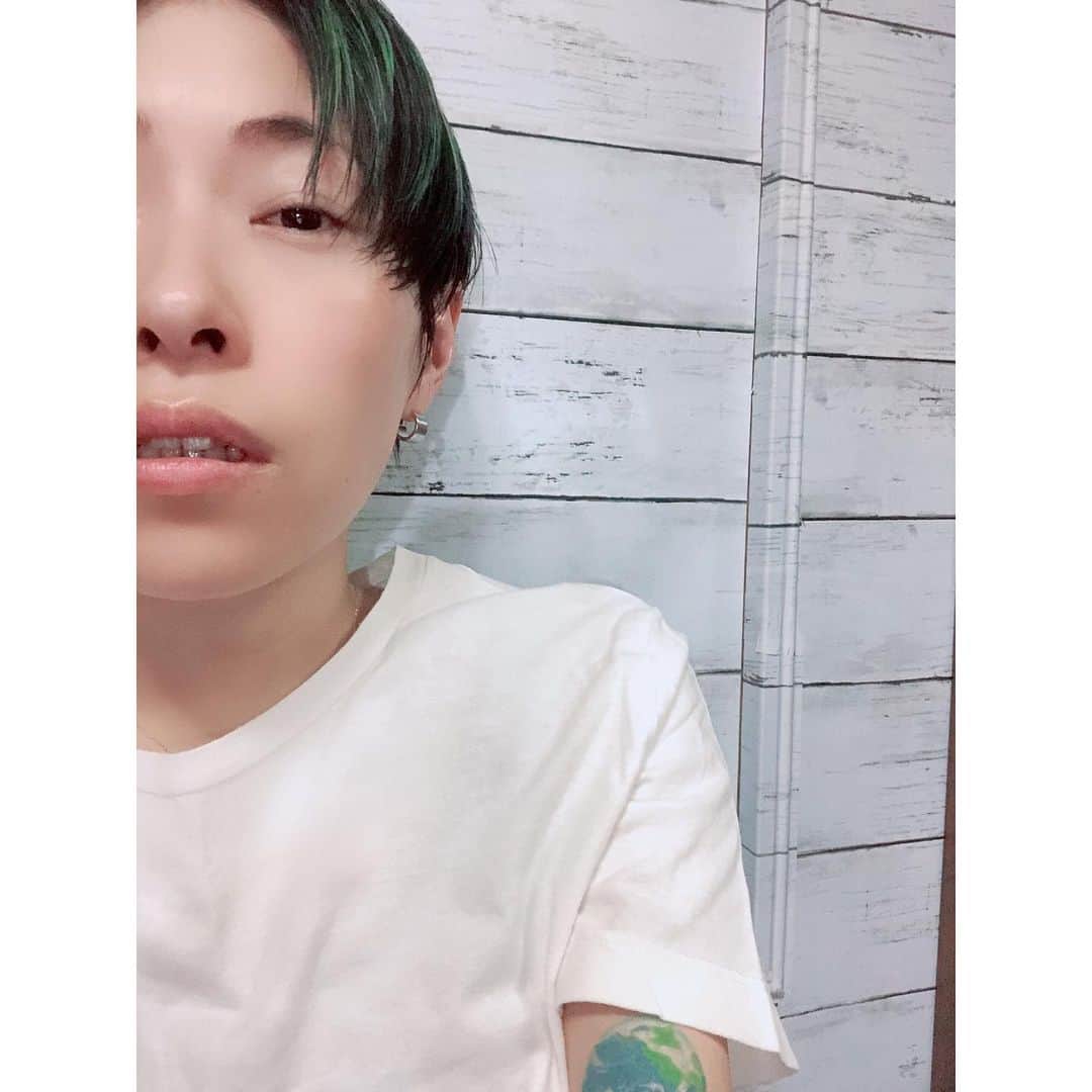 etsucoのインスタグラム：「✱ ✱ ✱ 🌎🌎🌎🌎🌎🌎🌎🌎 🌎地球生まれ地球育ち🌎 🌎🌎🌎🌎🌎🌎🌎🌎 ✱ 3ヶ月ぶりの美容院。 ハッピーすぎた。 ✱ COTORAさんでめちゃくちゃいい感じにブリーチしてもらって、カラーはセルフ。(なので少し粗いw) ✱ 18年間、何よりいつも私の環境や生活の事まで考えてヘアースタイルを提案してくれる中瀬くん @kenjinakase  いつもありがとう。 👒👗🐸🐍🍃🍀🌱🍏📗💚 ✱ せっかくなんで色んな色で遊びたいなと思います。 ✱ ✱ #hairdesigncotora #isecity #18年選手 #地球カラー #やっぱり新しい髪型ってワクワクするよね #美容師の皆さん本当にありがとう」