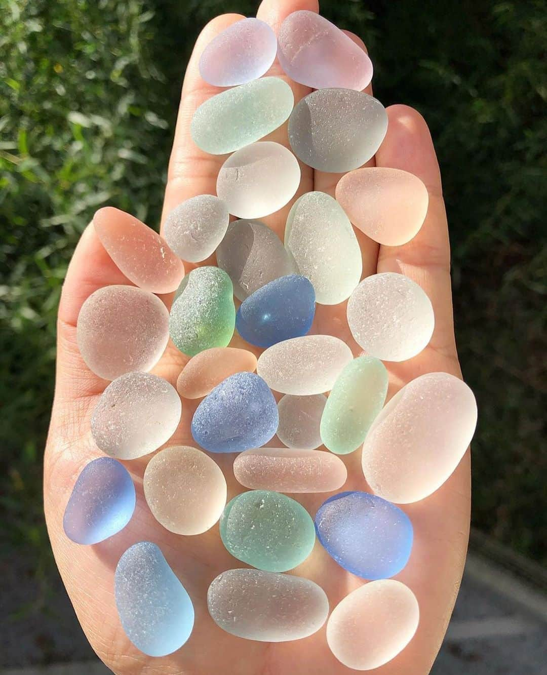 9GAGさんのインスタグラム写真 - (9GAGInstagram)「Beautiful beach sea glass 📸 @byeen0402 - #seaglass #pretty #きれい #9gagdrawing」6月18日 17時25分 - 9gag