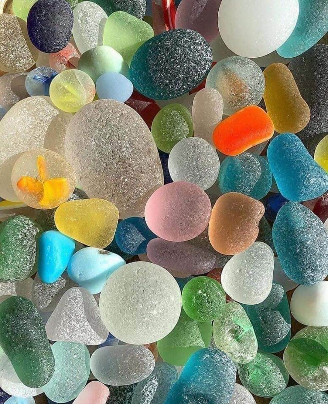 9GAGさんのインスタグラム写真 - (9GAGInstagram)「Beautiful beach sea glass 📸 @byeen0402 - #seaglass #pretty #きれい #9gagdrawing」6月18日 17時25分 - 9gag