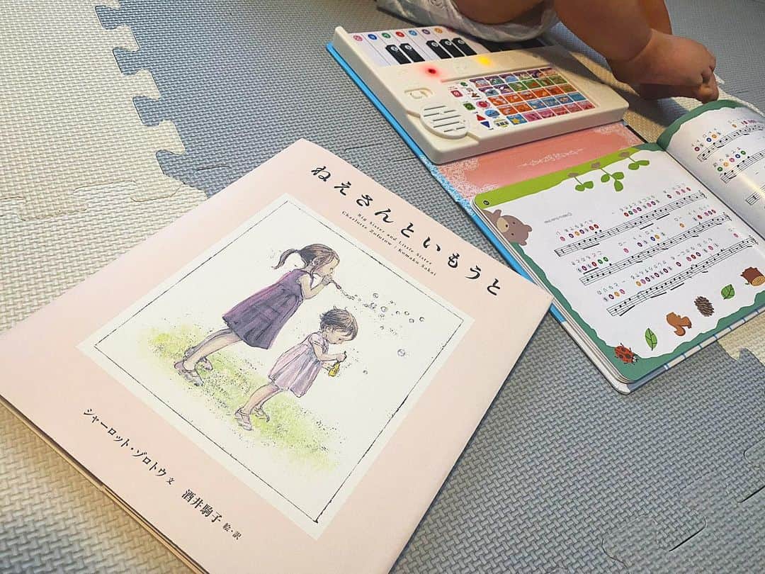 高橋ユウさんのインスタグラム写真 - (高橋ユウInstagram)「禅の本を見に行ったはずが、私の心が持っていかれて購入した絵本 #ねえさんといもうと  ふとした時に読み返そう👭  禅はお尻でピアノを弾いてます😂  #絵本 #えほん」6月18日 17時26分 - takahashiyu.official