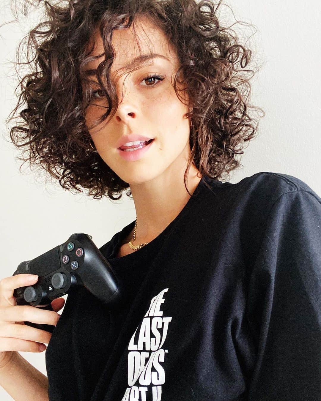 レナ・マイヤー＝ランドルートさんのインスタグラム写真 - (レナ・マイヤー＝ランドルートInstagram)「Who knows me, knows: I’m a gamer 🙈♥️ Und ja das hier ist ne #anzeige - aber aus voller Leidenschaft - denn morgen kommt  #TheLastofUsPart II (also am 19. Juni 2020)  Raus, die Fortsetzung von meinem (mit großem Abstand) Lieblingsspiel!  Deswegen gibts als Profilbild und Post n Mini #EllieTakeOver weil ich sie als weibliche, starke und authentische Hauptfigur einfach mega finde. Wenn ich in der Wildnis auf clicker Jagd wäre hatte ich kein Glätteisen deswegen passend naturehair auf dem Bild 😂  Also ihr werdet von mir übers Wochenende wenig hören ich bereite mich mit Snacks und Getränke Vorräten neben dem Sofa auf einen Marathon vor 😂♥️」6月18日 17時39分 - lenameyerlandrut