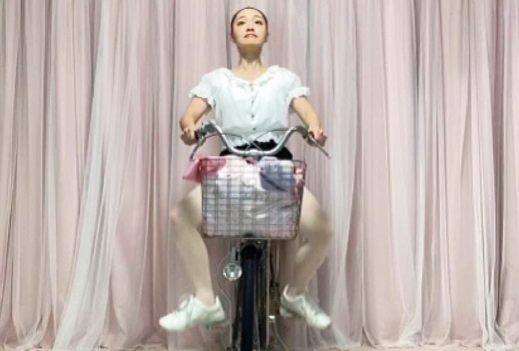 のインスタグラム：「たまに見かける自転車乗ってるバレリーナ  詳しくはYouTube『けっけちゃんねる』へ  ちなみに私は自転車に乗れません  #バレエあるある #バレリーナあるある #バレエダンサーあるある #細かすぎて伝わらないモノマネ #吉本新喜劇#吉本坂46  #松浦景子#松浦景子バレエ #クラシックバレエ #バレリーナ#バレエ#バレエダンサー#芸人 #バレエ芸人#バレリーナ芸人 #バレエコンクール #バレエ大好き #バレリーナあるある #バレエ動画#あるある#ピンク大好き#バレエメイク#バレエ女子 #自転車#自転車あるある #balletcompetition  #ballet#balletdancer#balletphotography#balletlife#balletgirl」