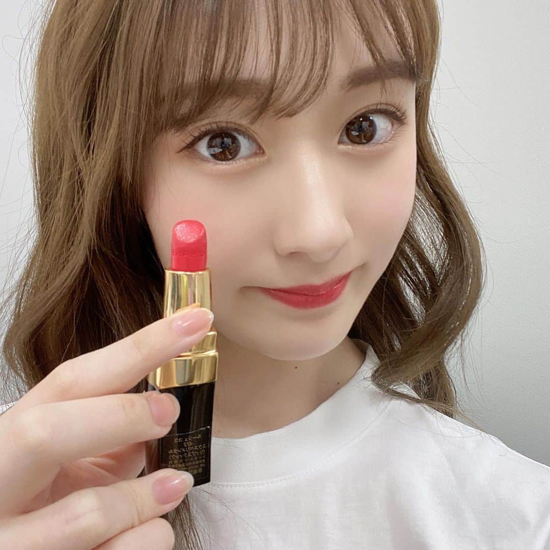 加藤美南のインスタグラム：「私のお気に入りすぎるリップ💄 CHANELのルージュココ472 めちゃくちゃ良い色なんです！ピンクすぎずオレンジもちょっと入ってて濃すぎず肌を明るく見せてくれて、、、説明が必要ないくらい大好き❤ #chanel #chanelmakeup #シャネルコスメ #リップ #ルージュココ472」