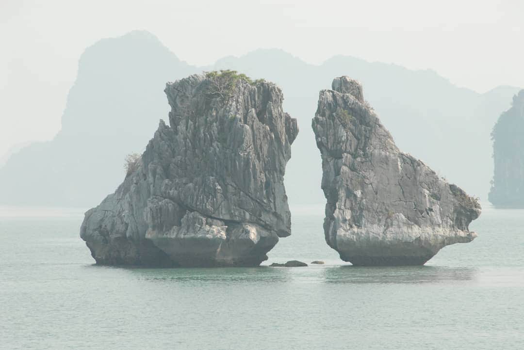 服部彩加さんのインスタグラム写真 - (服部彩加Instagram)「第5弾はベトナム社会主義共和国の『ハ・ロン湾』 ・奇岩や奇形の島々が点在しているベトナム随一の景勝地✨ ・ハ・ロンとは｢空飛ぶ龍が降り立った場所という意味｣🐲 ・3枚目の写真は、２羽のニワトリが向かい合って戦う姿に見えることから｢闘鶏島｣と名付けられている🐤形可愛い🐣💓 ・『007 トゥモロー・ネバー・ダイ』という映画のロケ地にもなっている  たしかに、映画のロケ地にピッタリな壮大で美しい光景だね☺ #世界遺産 #もんの世界遺産 #ハロン湾 #WorldHeritageSite #bay #nature」6月18日 17時34分 - saika_hattori0228