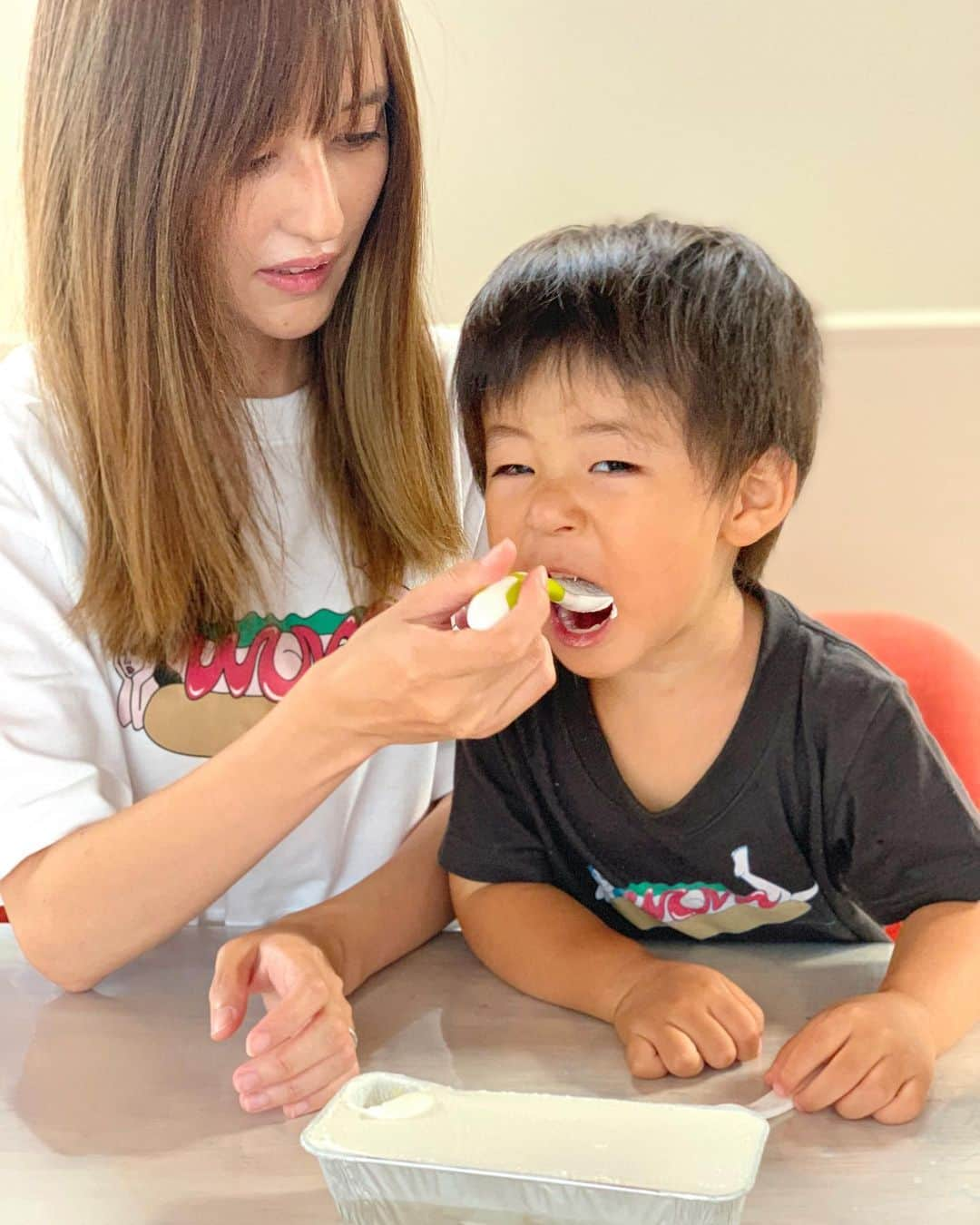 奥山絵里奈さんのインスタグラム写真 - (奥山絵里奈Instagram)「妹 @okuyama_kaori と久々に会った〜😂 本物がいる〜！！ って芸能人と会ったみたいなリアクションしちゃったよ😂  妹からなんとＴシャツのプレゼントが🎁😍💕 @wom0604 のＴシャツでまさかの3人お揃🤣 可愛すぎる！！ 子供と#ペアルック　とか#リンクコーデ とかした事なかったから嬉しかった🥰  しかも息子には汚れを考慮して黒を買ってくれてバッチリ👍  いっぱい着るね😆ありがとう〜！ チーズケーキもありがとう😋  久々に人としっかり話して楽しかった笑 楽しいひと時でした😌✨ ・ ・  #親子コーデ #奥山姉妹　#ママコーデ #姉妹コーデ #双子コーデ #ビッグtシャツ #家族コーデ #wom0604 #2歳男の子コーデ #カジュアルファッション #スウェットコーデ #ジョガーパンツ #wom #ビッグシルエットtシャツ　#2歳7ヶ月男の子」6月18日 17時37分 - erinaokuyama