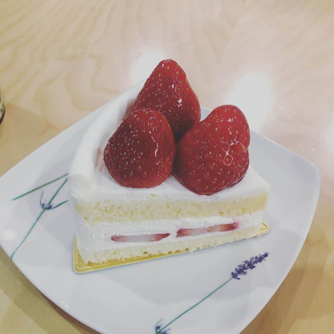 HALFBYのインスタグラム：「たくさんのお祝いコメントありがとうございます。母が買ってくれたアンリ・シャルパンティエのショートケーキめちゃ美味しかったです🍰」