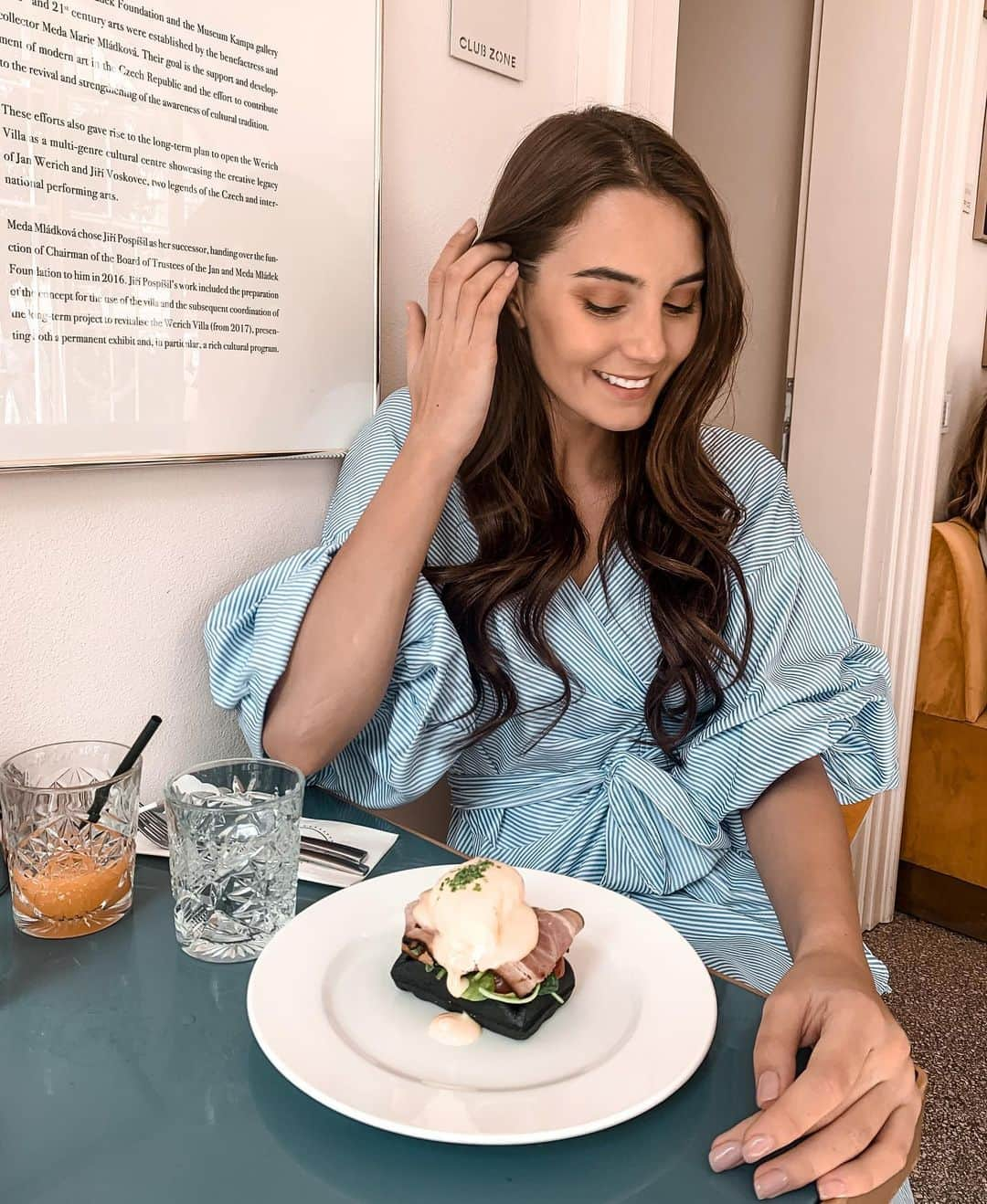 クリスティーナ・シックさんのインスタグラム写真 - (クリスティーナ・シックInstagram)「Nothing like a good breakfast🥰 Za mě nejlepší snídaně v Praze!❣️A nejen snídaně... ten Míša dort? 😭🙏🏼❤️ Na fotce je má nejoblíbenější UHELNÁ WAFLE 🖤 musite vyzkoušet @ifcafe」6月18日 17時44分 - kristynaschickova