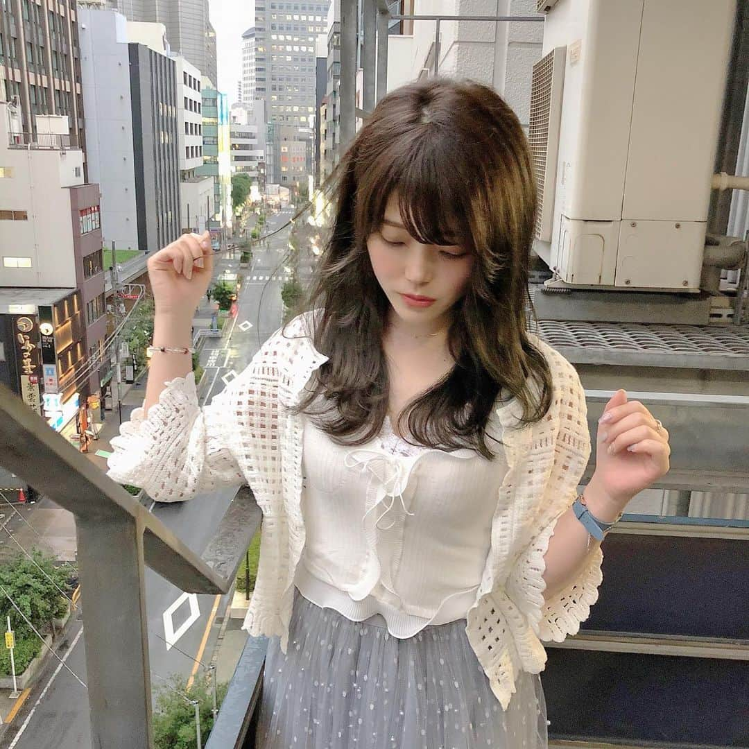 山田あかりさんのインスタグラム写真 - (山田あかりInstagram)「前に撮影した時の写真だよ🥰﻿ お母さんスマホなおったみたいでよかったよかった✨﻿ ﻿ ﻿ トップス﻿ @luluchu_official ﻿ ﻿ カーディガン﻿ @7things.official ﻿ @7things.street ﻿ ﻿ スカート﻿ @hash_buyers_market ﻿ 4600円 私がセレクトバイヤーショップをしてるよ🥰﻿ パールのビジューがついててかわいいの🥺﻿ インスタのトップページのURLから見てみてね😍❤️﻿ ﻿ #撮影 #撮影データ #ミディアムヘア #韓国ファッション #スカート #ロングスカート #夏コーデ #ビスチェコーデ #ビスチェ #カーディガン #韓国ファッション通販 #通販サイトプロフに載せてます #ナチュラルメイク」6月18日 17時45分 - akari030201