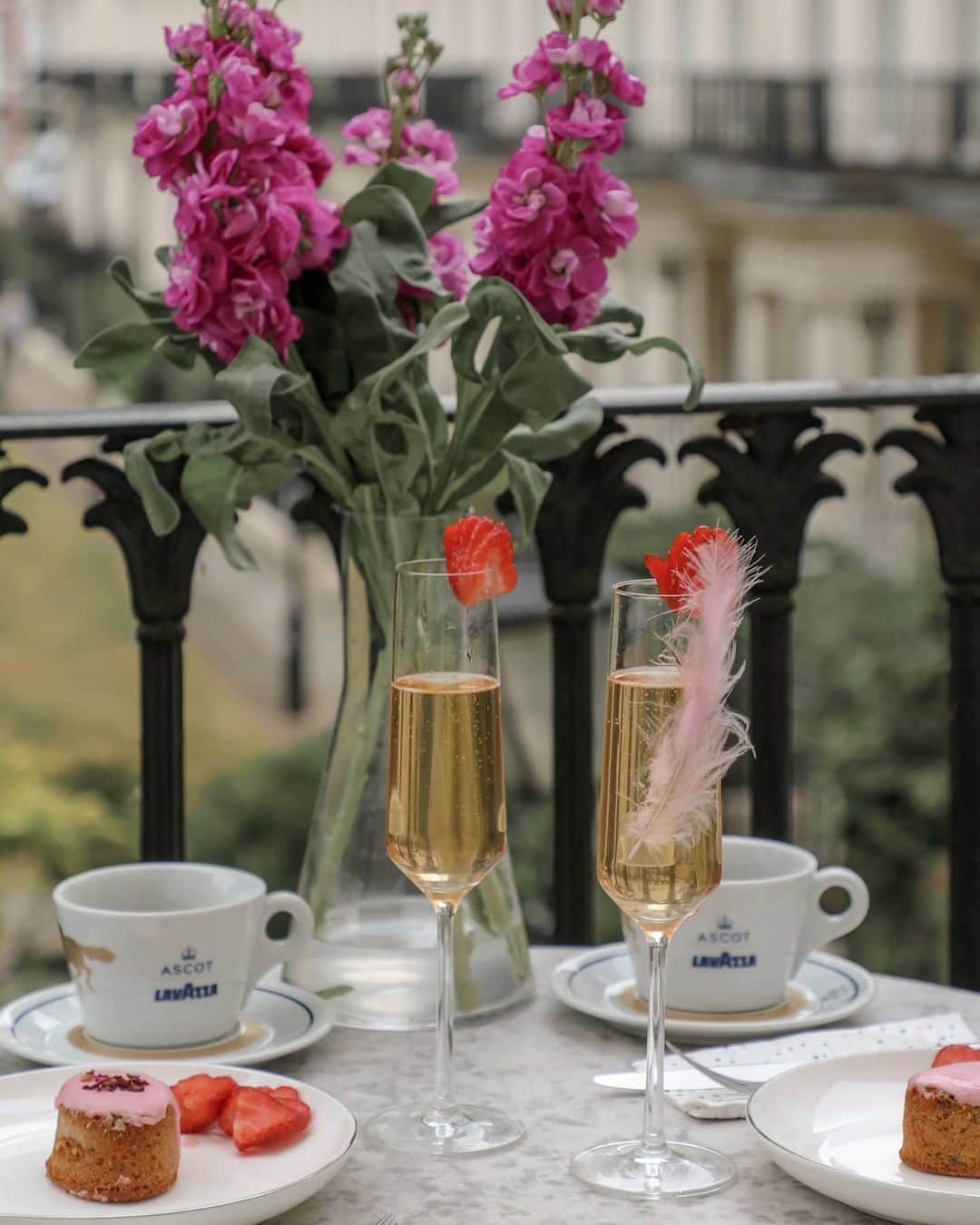 Mariko Kuoさんのインスタグラム写真 - (Mariko KuoInstagram)「AD | For Ladies Day, I'm celebrating Royal Ascot At Home in style with @LavazzaUK's delicious coffeetail! This fabulous Lavazza coffee inspired cocktail is called 'The Fascinator' which has been created by @drinks_geek and it's such a perfect addition to my experience of watching the races today.  My Ladies Day outfit has also been inspired by coffee and so I'm wearin a mocha dress with this beautiful floral crown. #MoreThanItalian #MoreThanARace #Lavazza #RoyalAscot #AD」6月18日 17時56分 - marikokuo