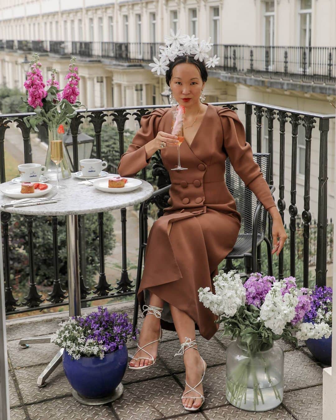 Mariko Kuoさんのインスタグラム写真 - (Mariko KuoInstagram)「AD | For Ladies Day, I'm celebrating Royal Ascot At Home in style with @LavazzaUK's delicious coffeetail! This fabulous Lavazza coffee inspired cocktail is called 'The Fascinator' which has been created by @drinks_geek and it's such a perfect addition to my experience of watching the races today.  My Ladies Day outfit has also been inspired by coffee and so I'm wearin a mocha dress with this beautiful floral crown. #MoreThanItalian #MoreThanARace #Lavazza #RoyalAscot #AD」6月18日 17時56分 - marikokuo