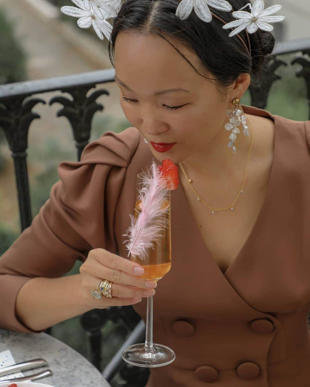 Mariko Kuoさんのインスタグラム写真 - (Mariko KuoInstagram)「AD | For Ladies Day, I'm celebrating Royal Ascot At Home in style with @LavazzaUK's delicious coffeetail! This fabulous Lavazza coffee inspired cocktail is called 'The Fascinator' which has been created by @drinks_geek and it's such a perfect addition to my experience of watching the races today.  My Ladies Day outfit has also been inspired by coffee and so I'm wearin a mocha dress with this beautiful floral crown. #MoreThanItalian #MoreThanARace #Lavazza #RoyalAscot #AD」6月18日 17時56分 - marikokuo