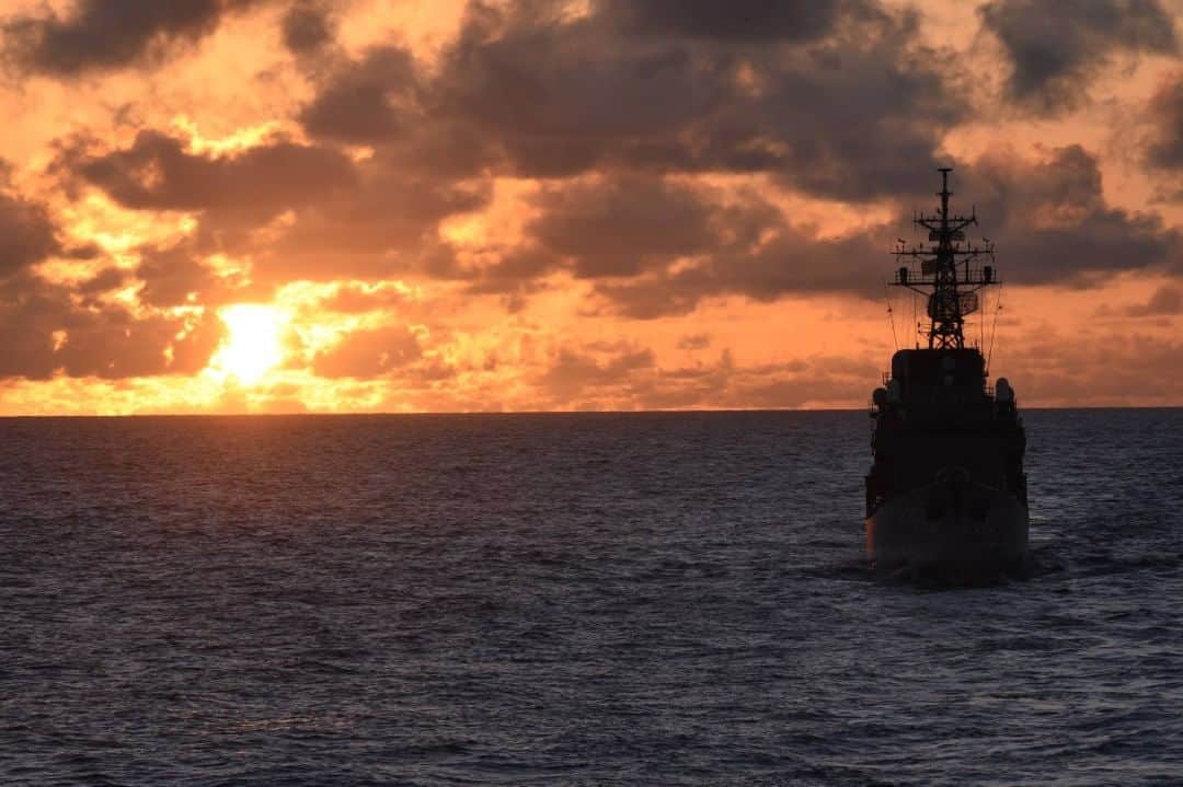 海上自衛隊さんのインスタグラム写真 - (海上自衛隊Instagram)「～南の海の夕日～ 　大海原で夕日に浮かぶ遠洋練習航海中の練習艦「しまゆき」。 海上自衛隊ならではの景色をどうぞ！  #海上自衛隊 #海上自衛官募集 #サンセット　#君に見せたい景色がある　#海　#シルエット」6月18日 17時50分 - jmsdf_pr