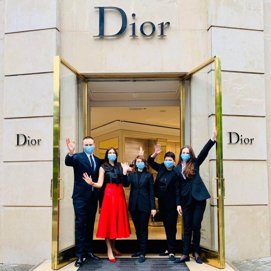 LVMHさんのインスタグラム写真 - (LVMHInstagram)「As the health situation improves in countries around the world, the Group’s Maisons are gradually restarting production and reopening stores with firm emphasis on ensuring the safety of employees and customers.  The Maison @Dior and its employees are delighted to be back at their boutiques, welcoming again their dear clients and creating for them unique experiences.  #Dior #DreamInDior #LVMH」6月18日 17時50分 - lvmh