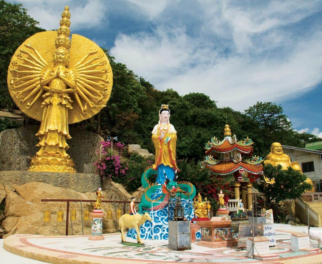 タイ国政府観光庁さんのインスタグラム写真 - (タイ国政府観光庁Instagram)「・﻿ ／﻿ 🇹🇭タイの秘境を巡る旅へ✈️﻿ まだ知られていないタイはここ❗﻿ ＼﻿ ﻿ 毎週木曜日は、まだまだ日本では知られていないタイの秘境スポットをご紹介🤫✨﻿ ﻿ 今回は、王室の保養地として知られるビーチリゾート、ホアヒンにある「カオ・タキアップ」へ🏃💨﻿ ﻿ ホアヒンビーチの最南端に広がる「カオ・タキアップ」と呼ばれる小高い丘です⛰️﻿ ﻿ 頂上には立仏像や観音像、寺院があり、連日多くの人々がお祈りに訪れます🙏✨﻿ ﻿ 階段を上がった本堂から見える海岸線越しのホアヒンの街の景色は必見❣️﻿ ﻿ 🚨お猿さんが沢山いるので所持品にはご注意を🙊﻿ ﻿ ▼アクセス﻿ ホアヒン駅から車で約20分🚘﻿ ﻿ #タイ #プラチュアップキリカン  #ホアヒン #カオタキアップ #ワットカオタキアップ  #タイ寺院  #お寺巡り #大自然  #絶景 #こんなタイ知らなかった #もっと知りタイ #タイを知りつくす #タイ旅行 #タイリゾート  #旅好きな人と繋がりたい #旅行好きな人と繋がりたい #海外旅行  #thailand #prachuabkirikhan #huahin #KhaoTakiap #WatKhaoTakiap #amazingthailand #thailandtravel #thailandtrip #thai #thaistagram #lovethailand #thailandhiddengems #hiddengems」6月18日 17時53分 - amazingthailandjp